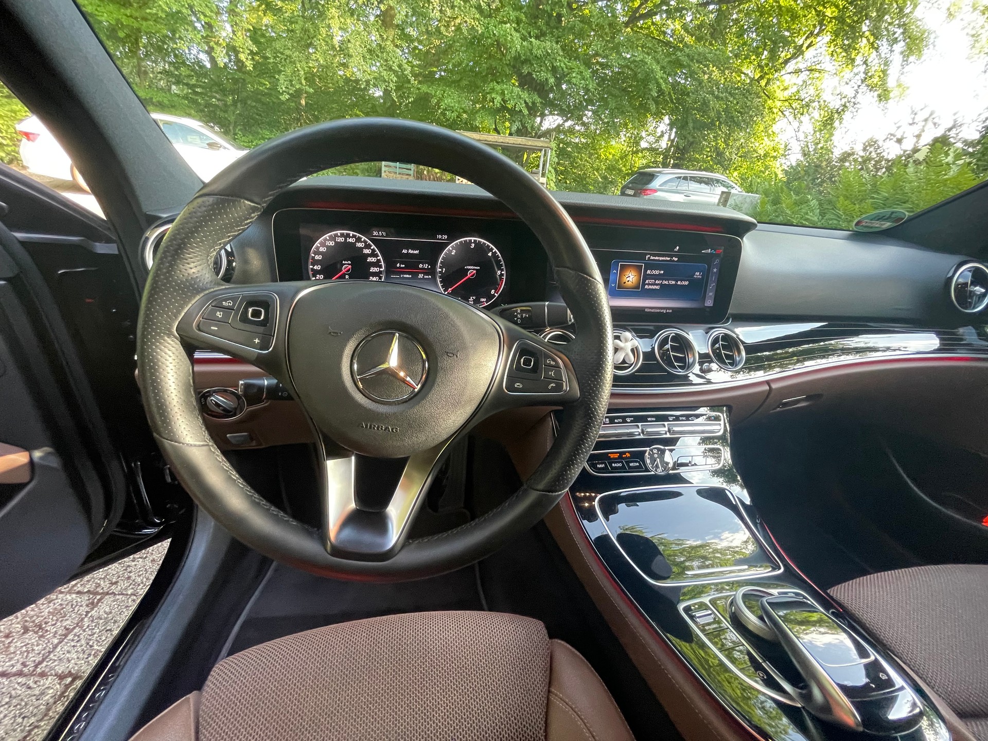 MERCEDES-BENZ E 220 Avantgarde 4-Matic-image-6