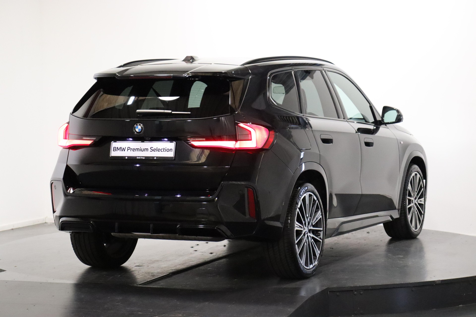 BMW X1 20i sDrive paddles-showroom-element-3