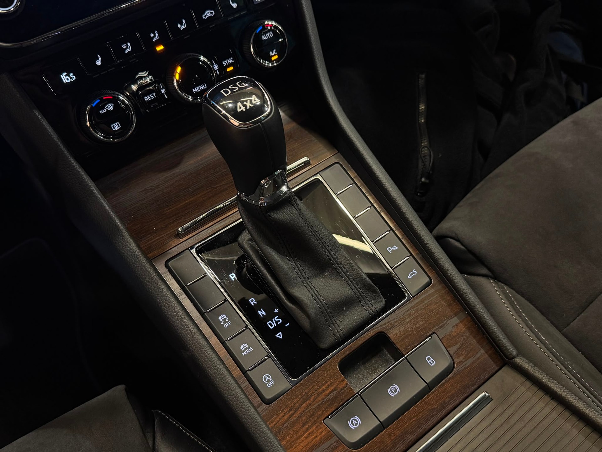 SKODA Superb Kombi Scout 4x4-image-14