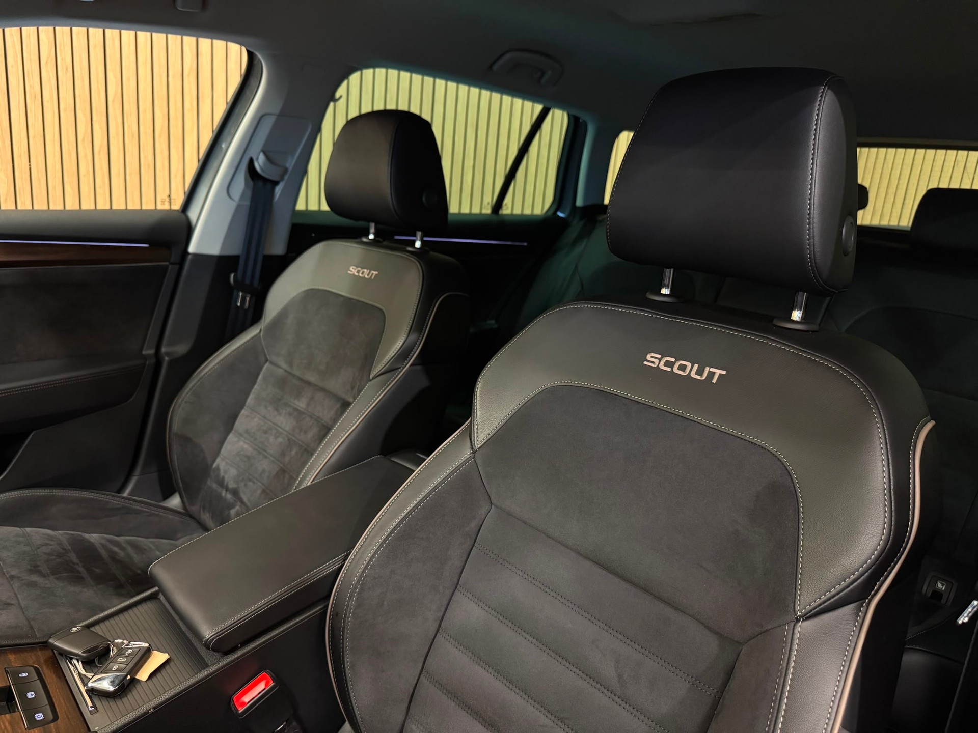 SKODA Superb Kombi Scout 4x4-image-18