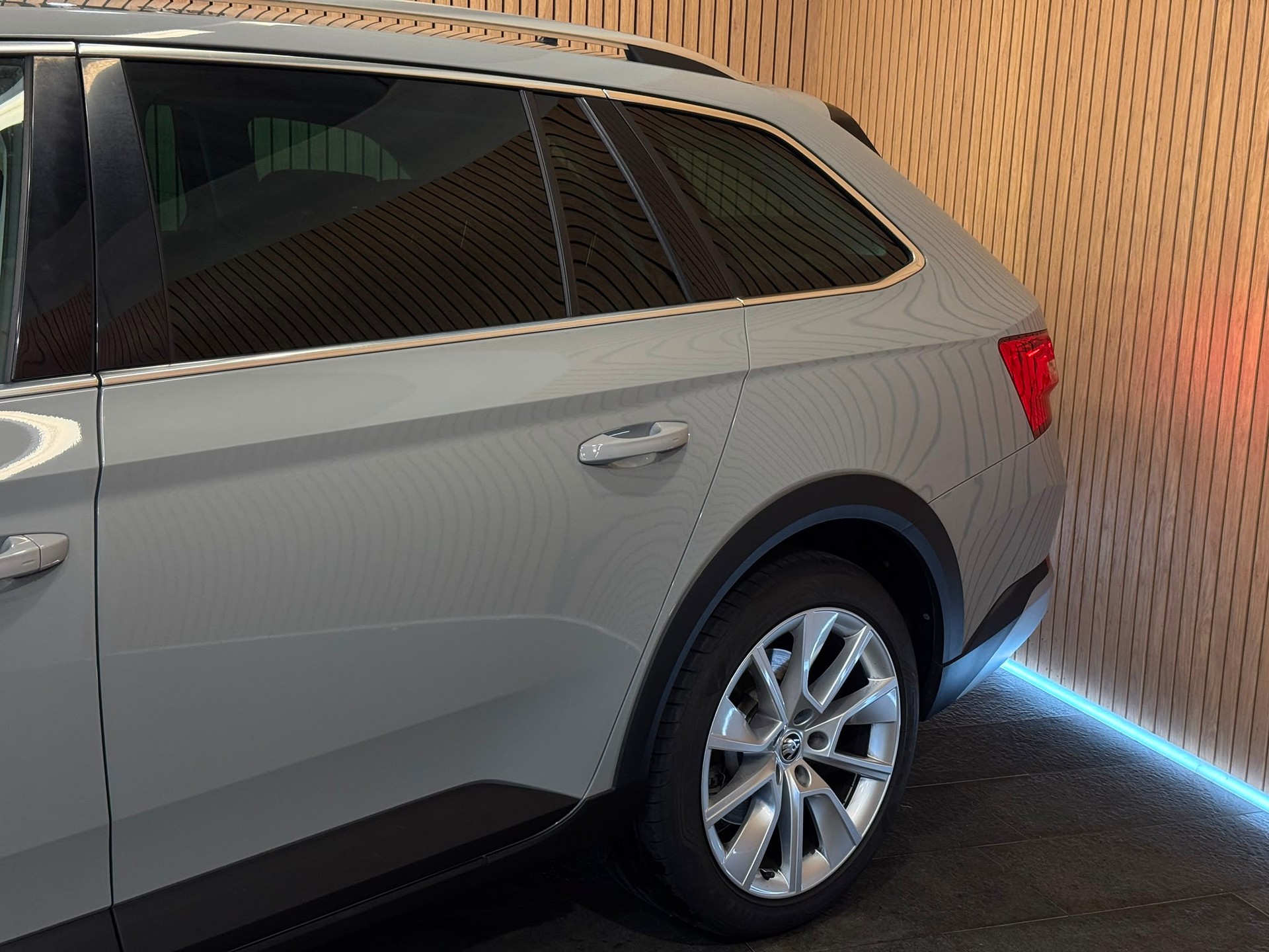 SKODA Superb Kombi Scout 4x4-image-4