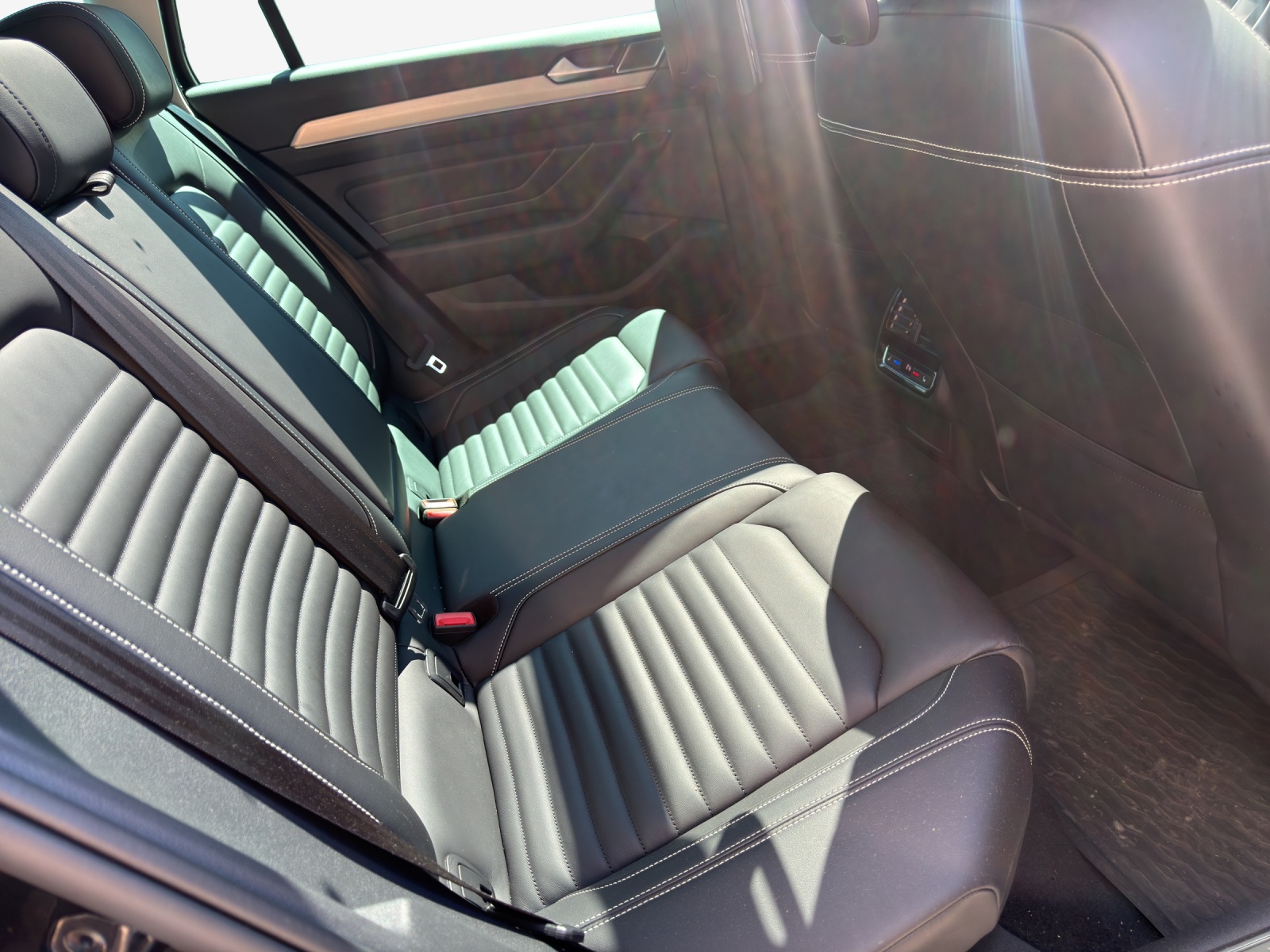 VW Passat Variant 2.0 TSI R-Line Edition 4Motion DSG-image-15