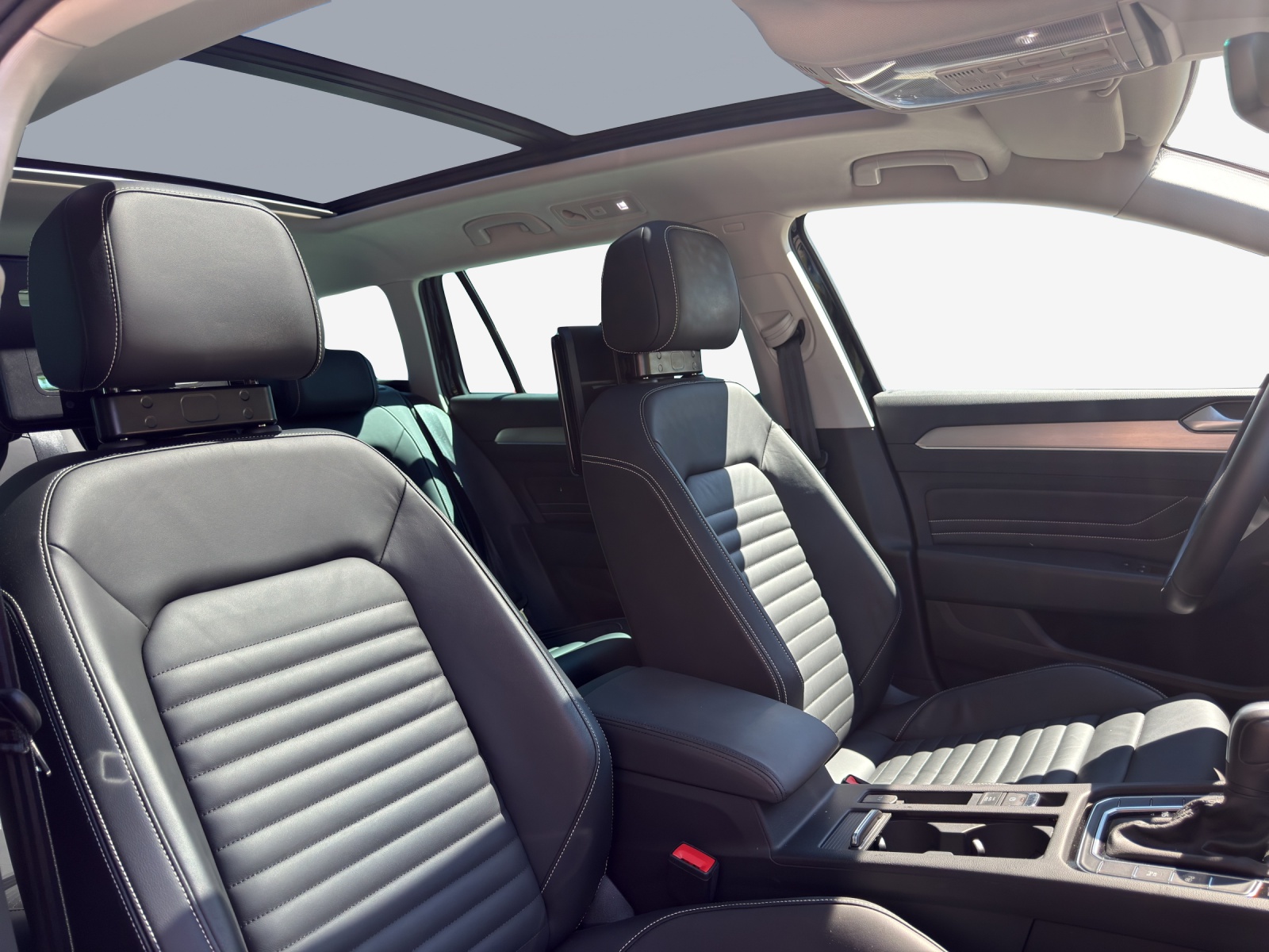 VW Passat Variant 2.0 TSI R-Line Edition 4Motion DSG-image-14