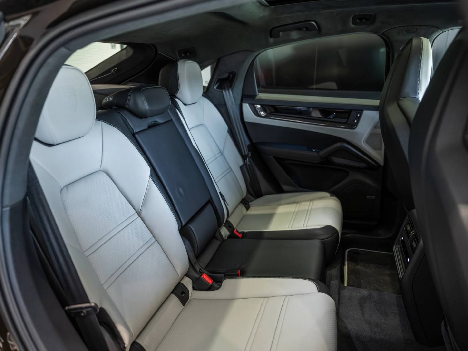 PORSCHE Cayenne GTS Coupé-image-18