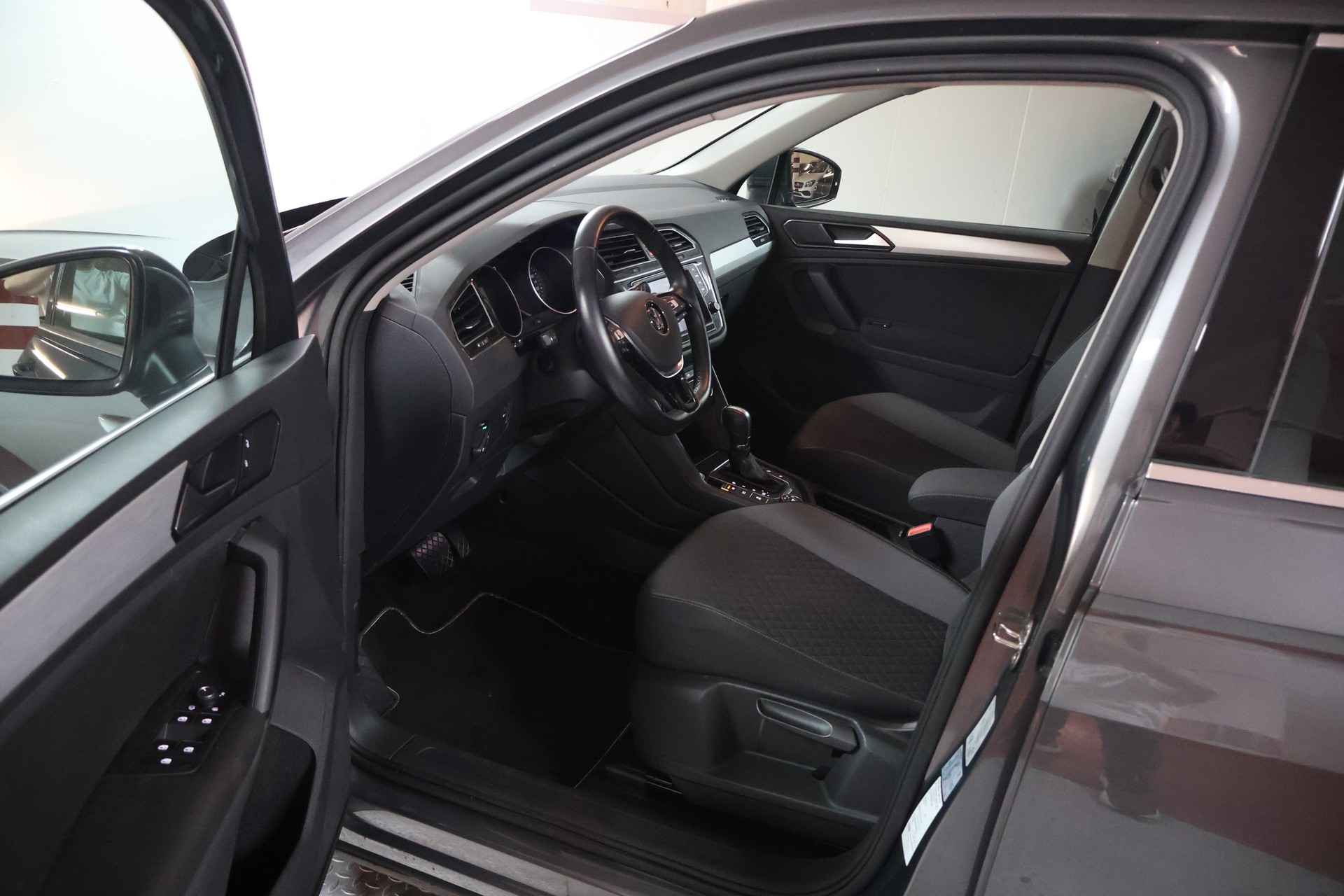 VW Tiguan 2.0 TDI SCR Comfortline 4Motion DSG-image-5