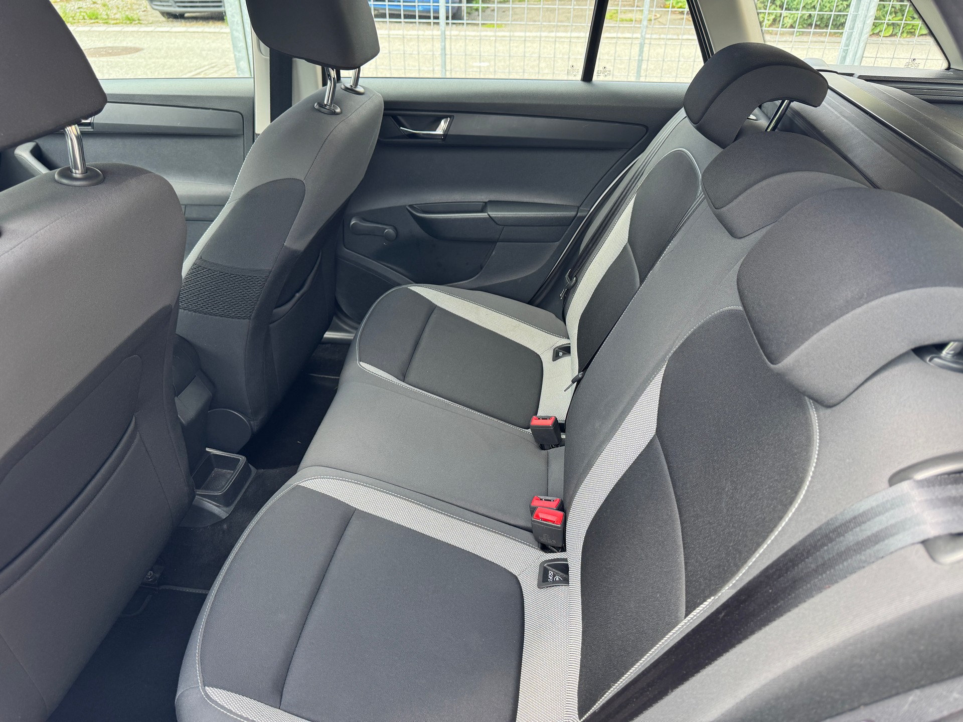 SKODA Fabia 1.4 TDI Ambition DSG-image-9