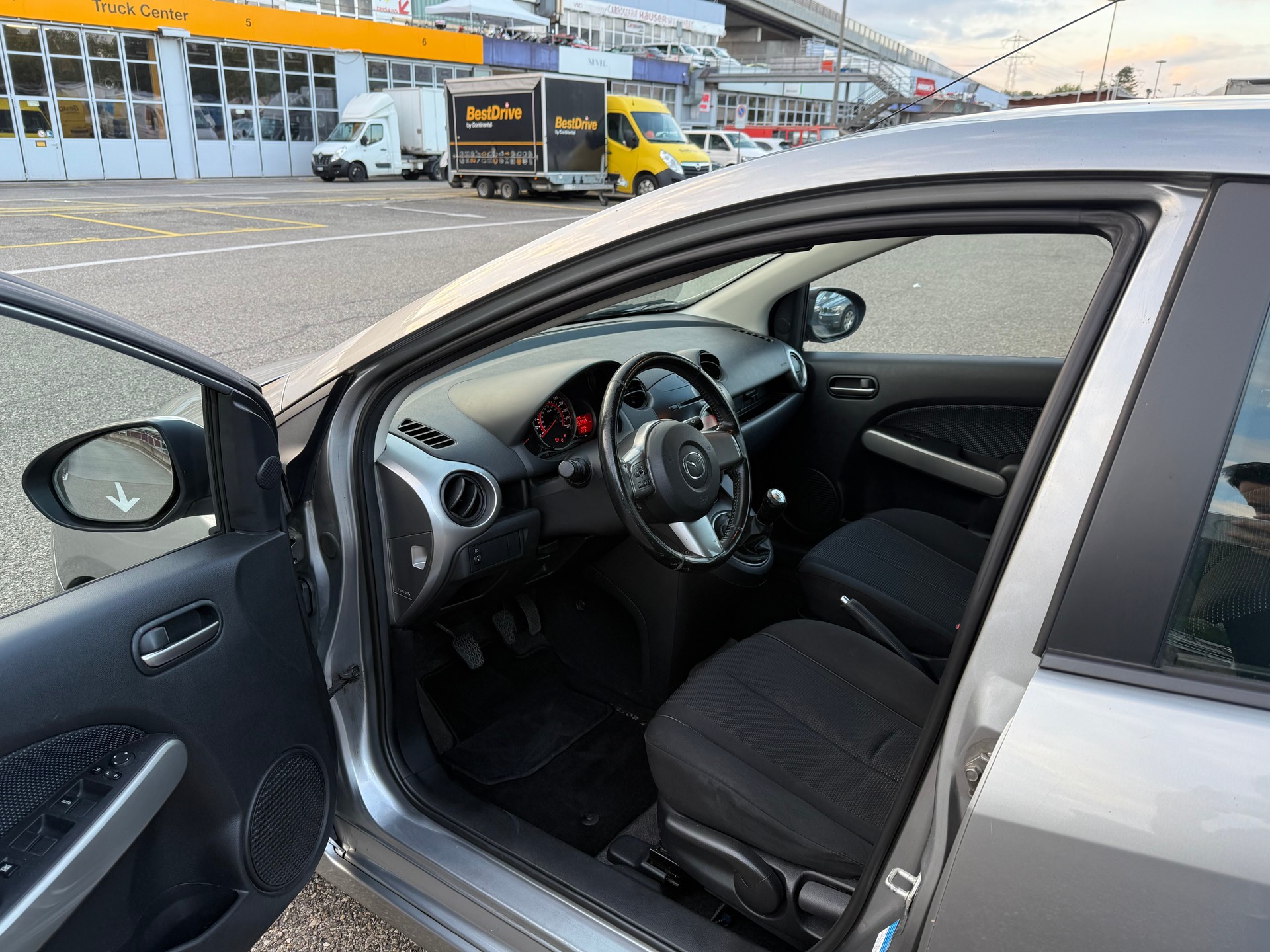 MAZDA 2 1.5i 16V Sport / Frisch ab MFK 03.12.2025 / Servicegepflegt bei Mazda / PDC / AUX / Klima-image-8