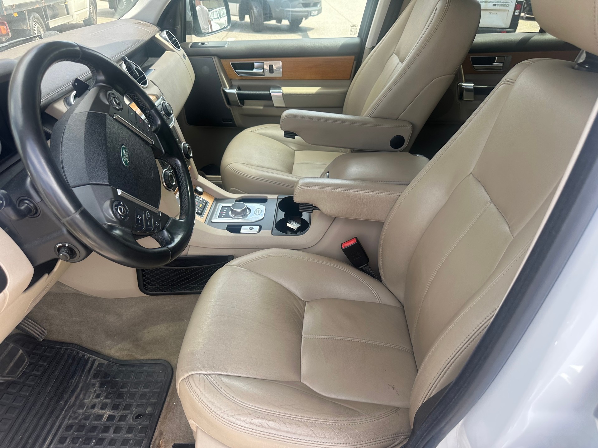 LAND ROVER Discovery 3.0 TDV6 HSE Automatic-image-14