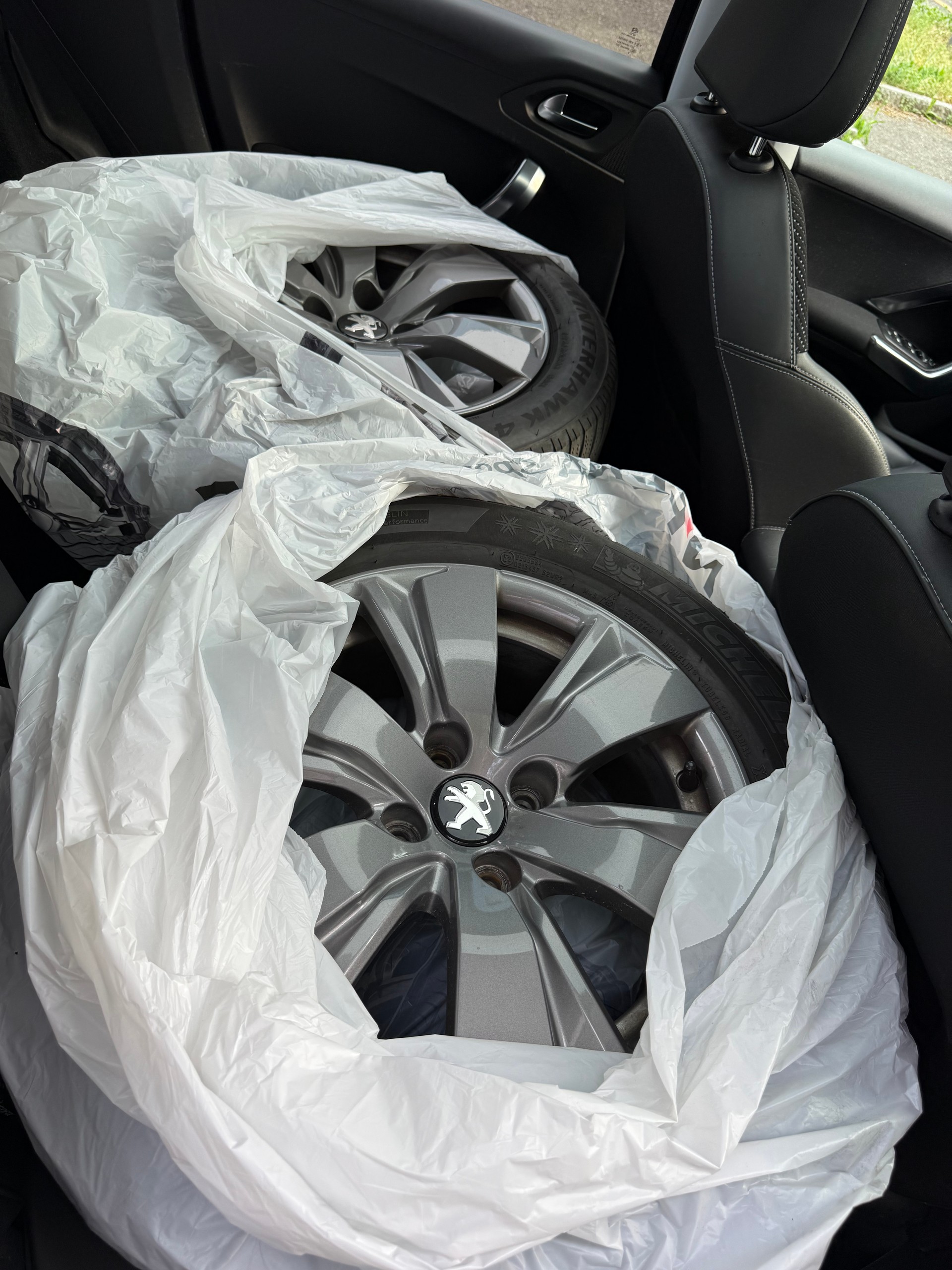PEUGEOT 2008 1.2 PureTech Allure-image-10