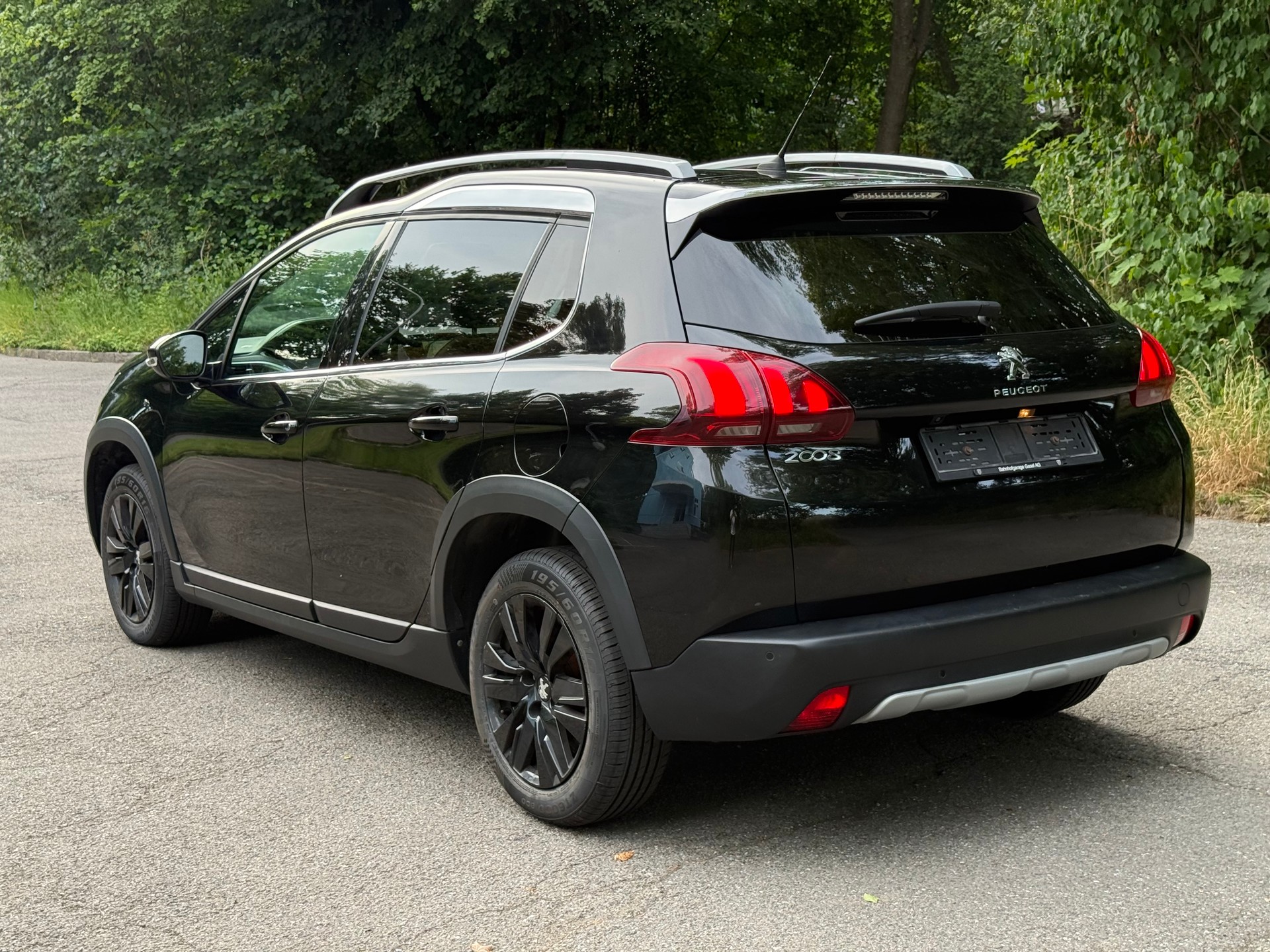 PEUGEOT 2008 1.2 PureTech Allure-image-5