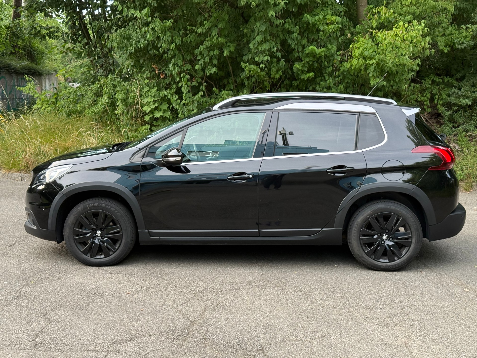 PEUGEOT 2008 1.2 PureTech Allure-image-6