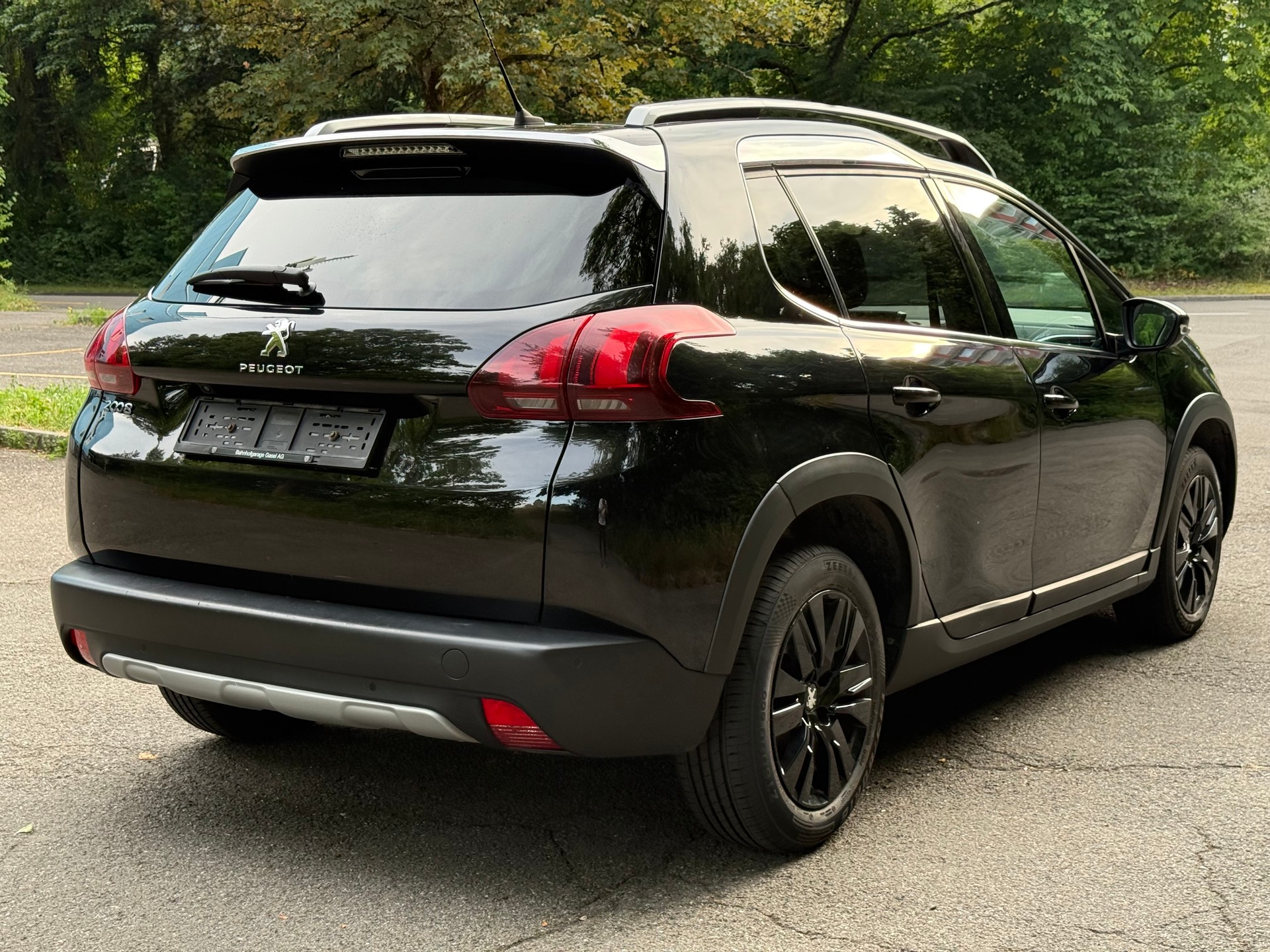 PEUGEOT 2008 1.2 PureTech Allure-image-4