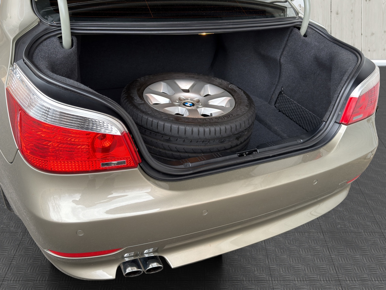 BMW 530i-image-14