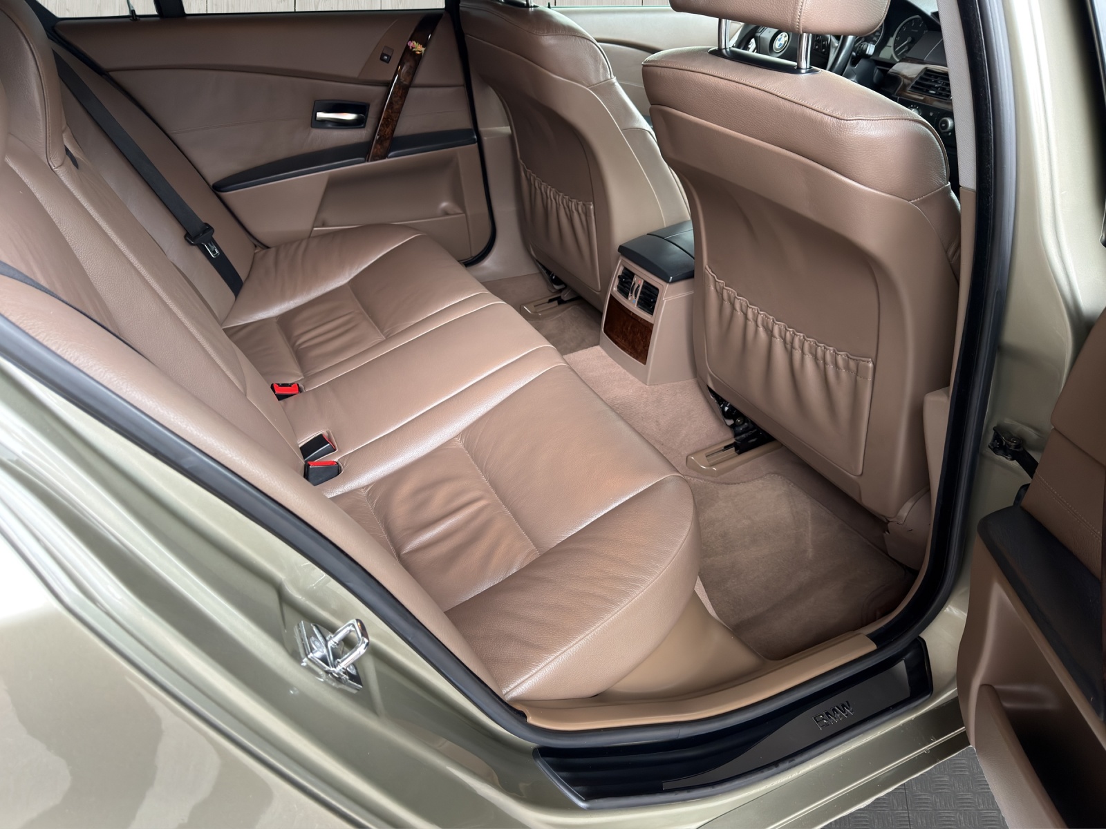BMW 530i-image-12