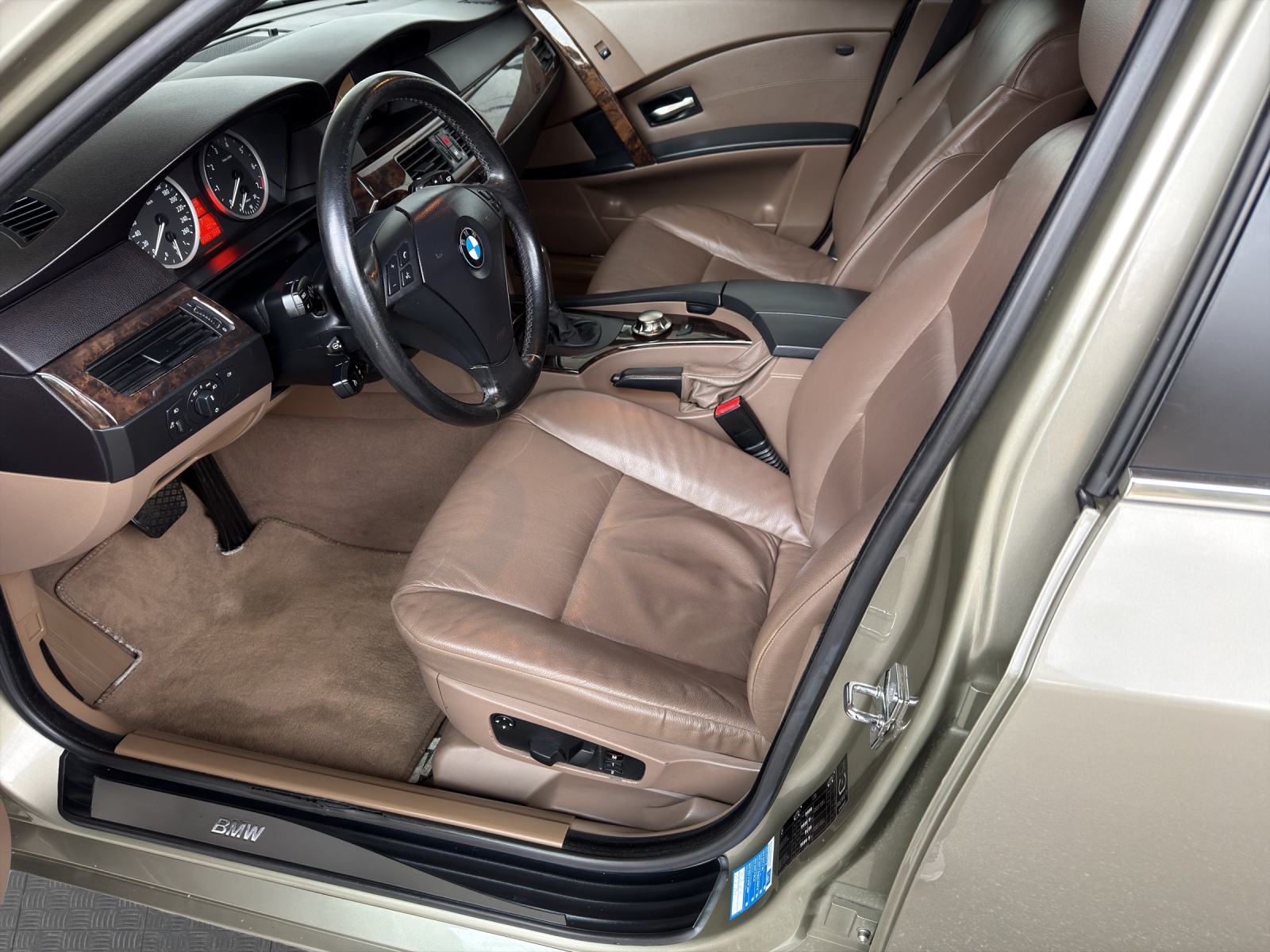 BMW 530i-image-9