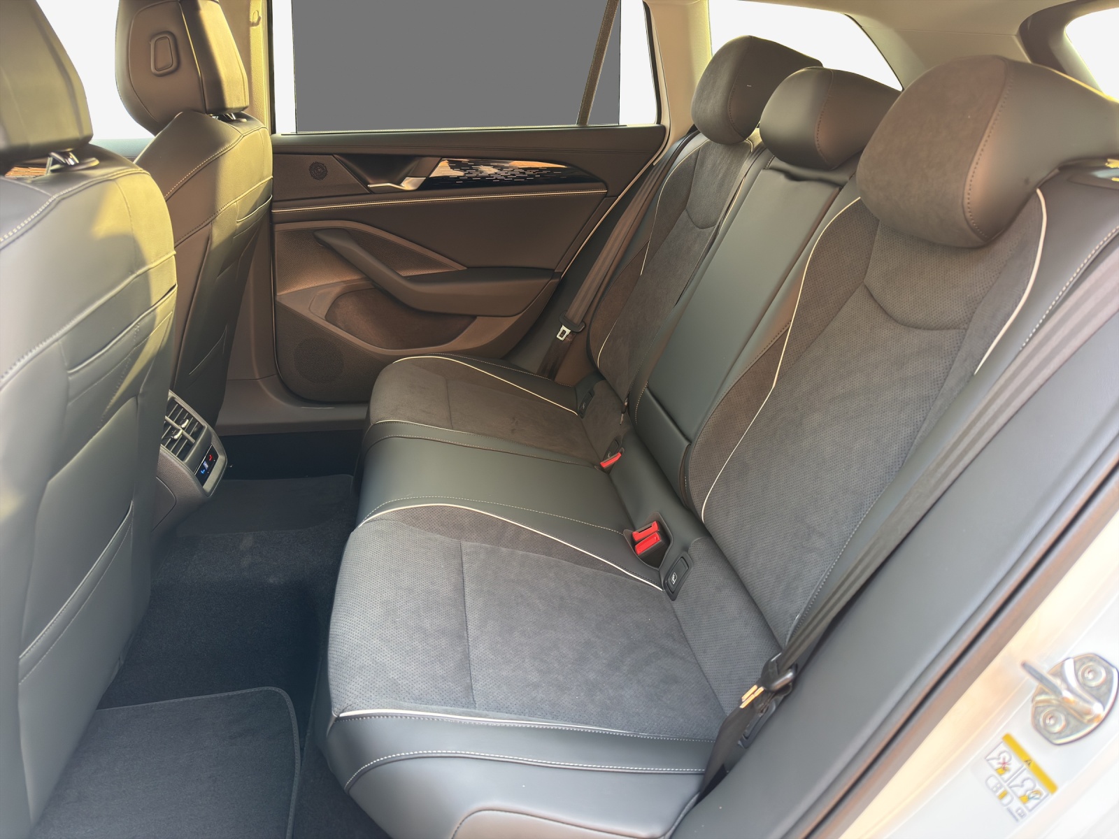 VW Passat Variant 2.0 TDI evo Business 4 Motion DSG-image-11