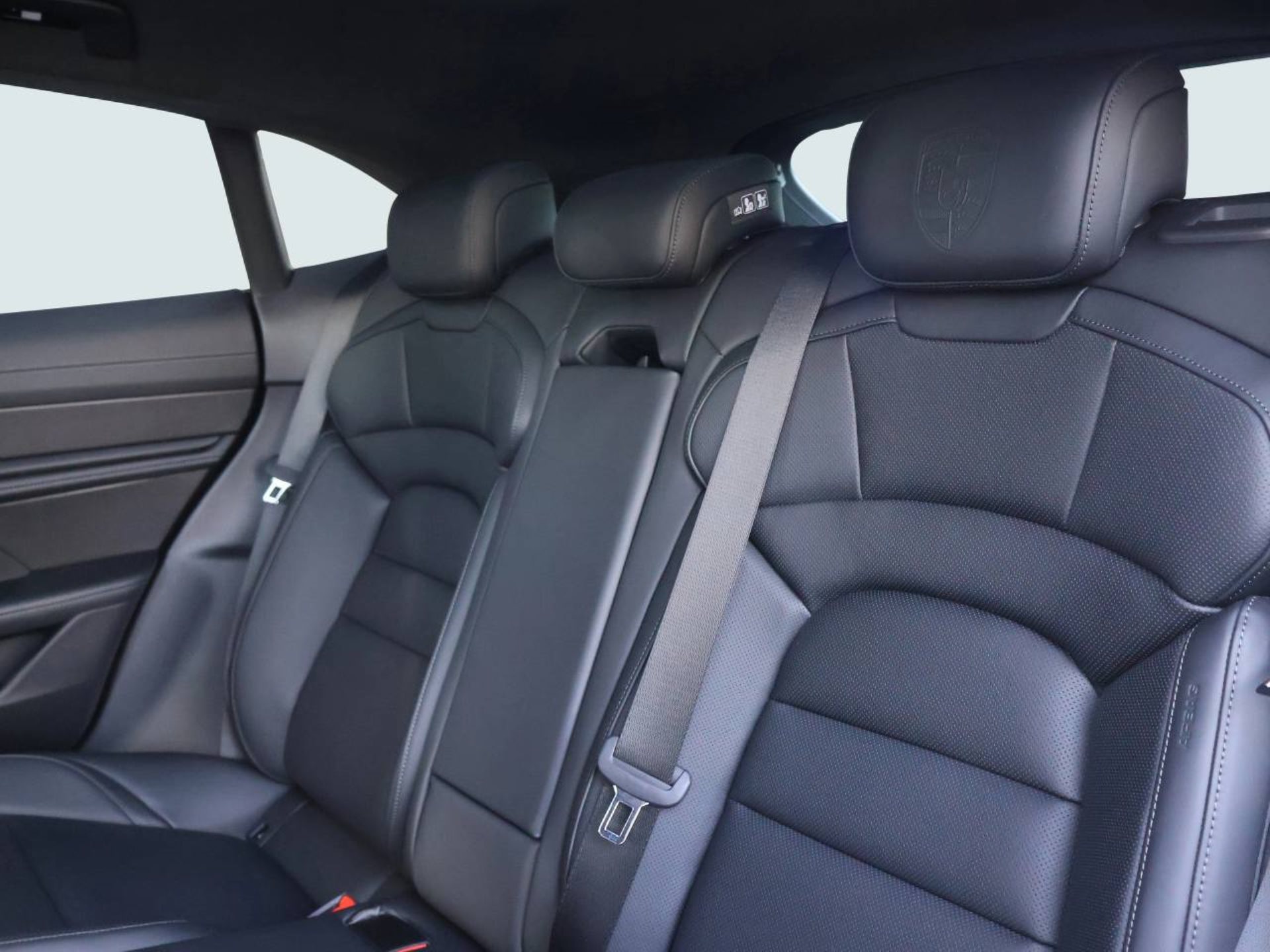PORSCHE Taycan GTS Sport Turismo-image-18