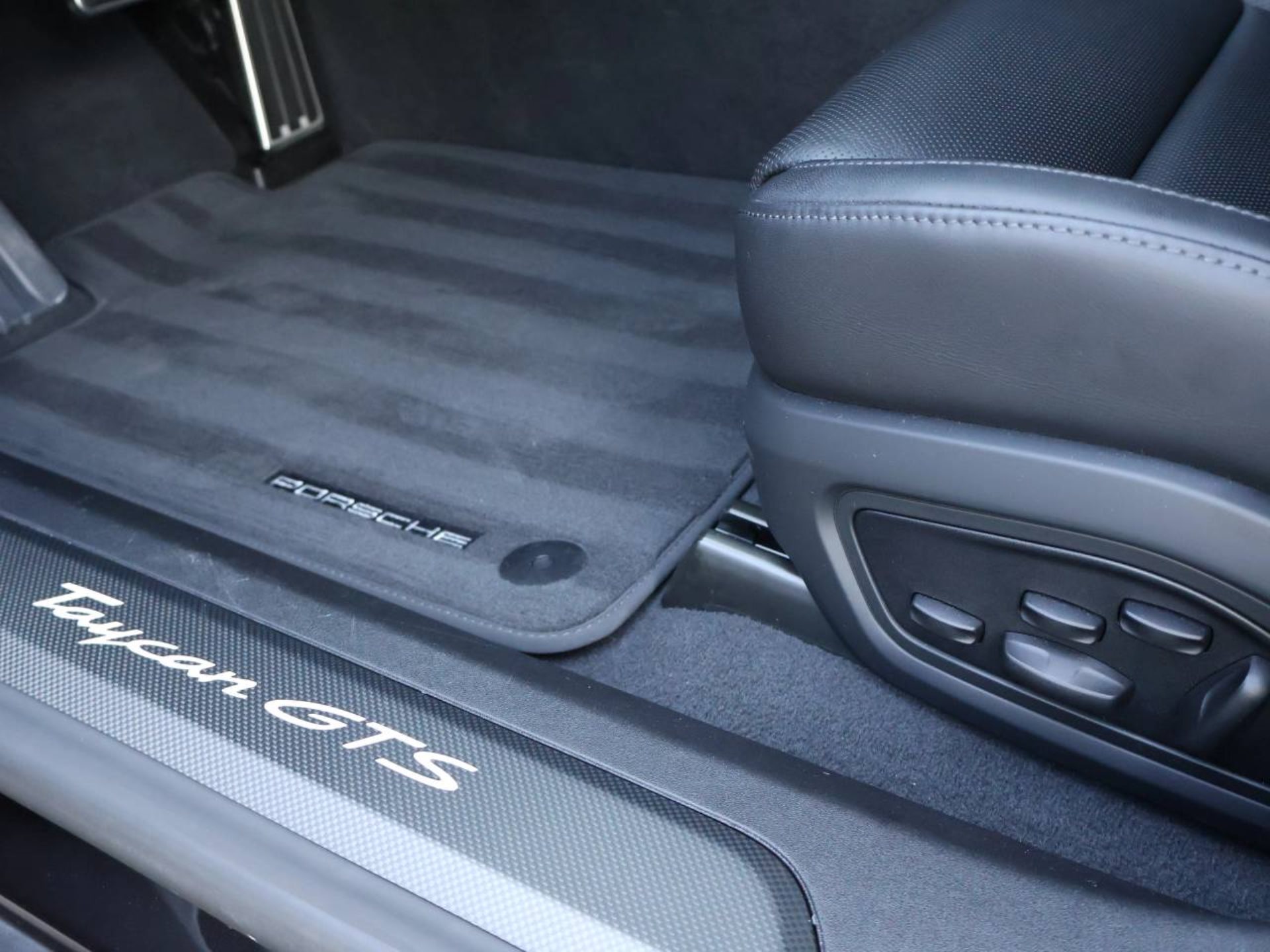PORSCHE Taycan GTS Sport Turismo-image-31