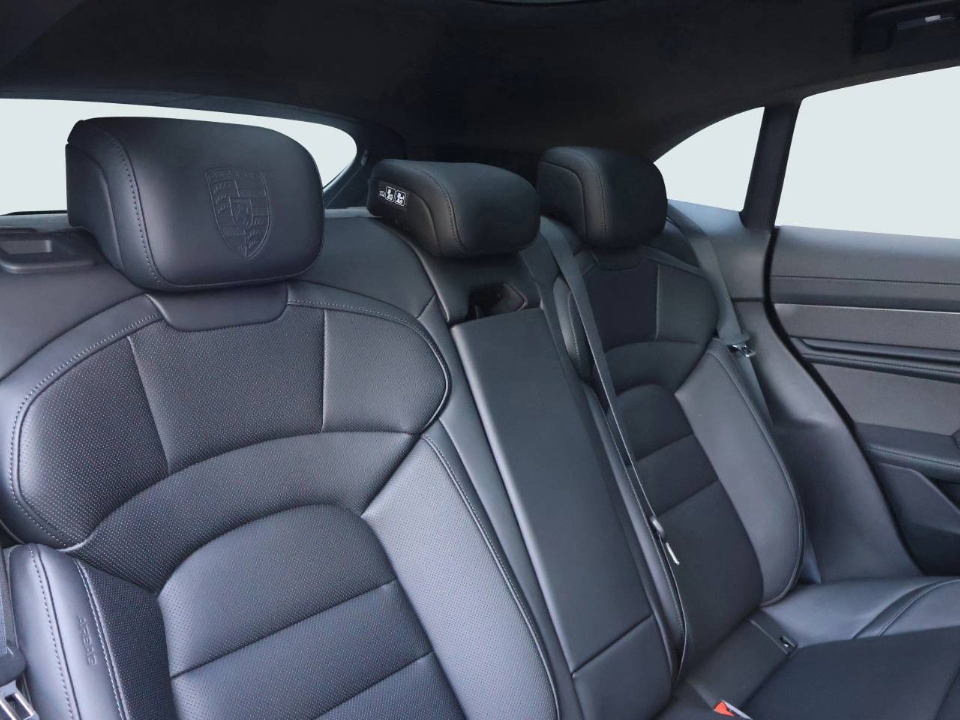 PORSCHE Taycan GTS Sport Turismo-image-16