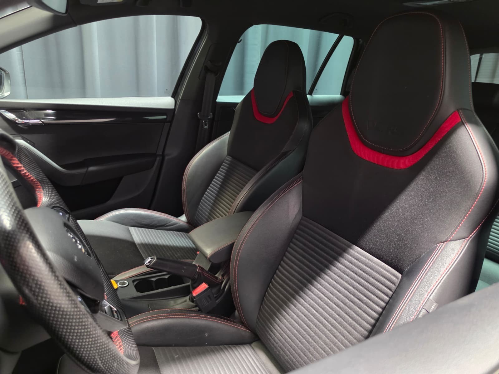SKODA Octavia Combi 2.0 TSI RS(50)(M)-image-6