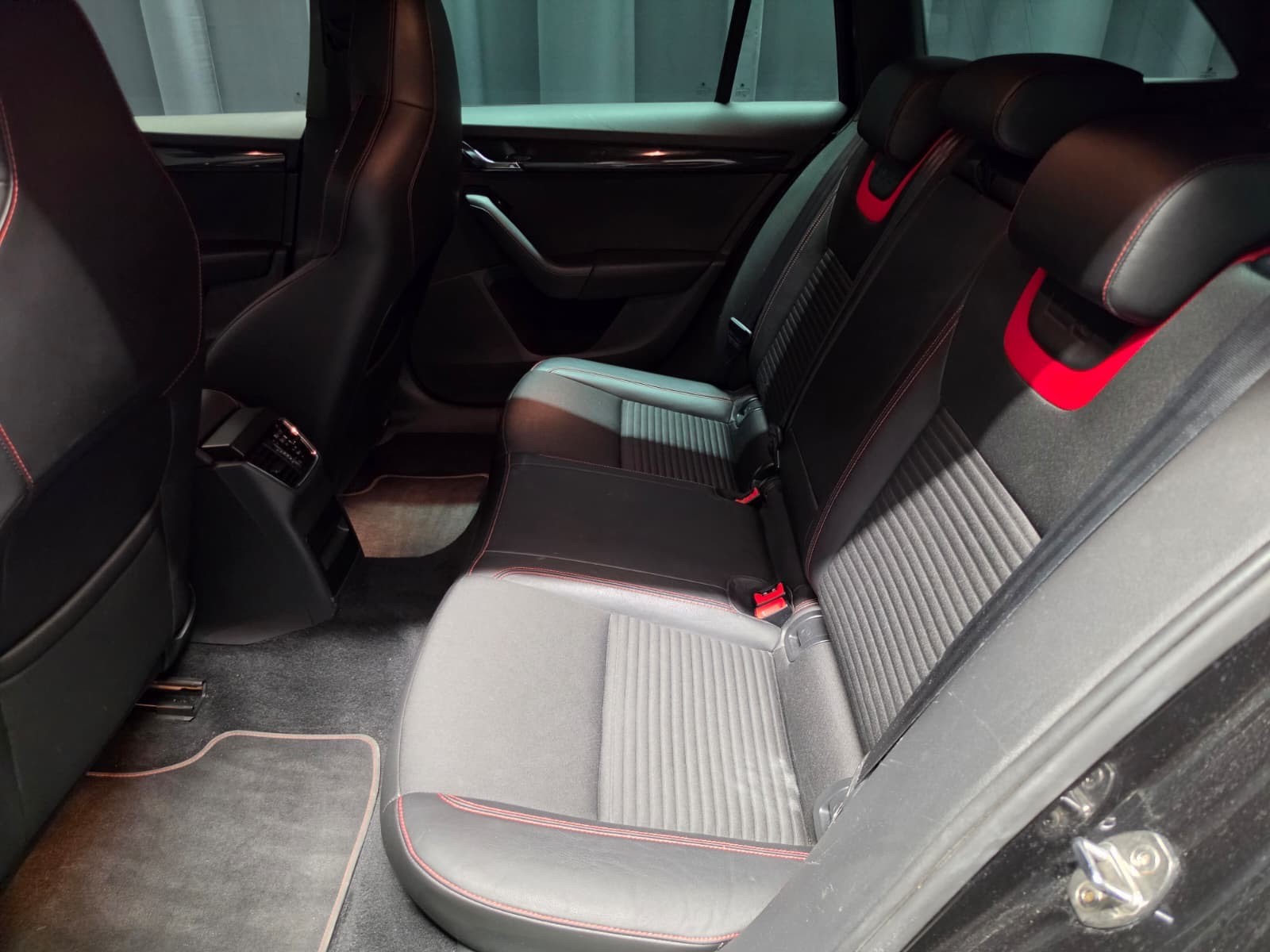 SKODA Octavia Combi 2.0 TSI RS(50)(M)-image-7