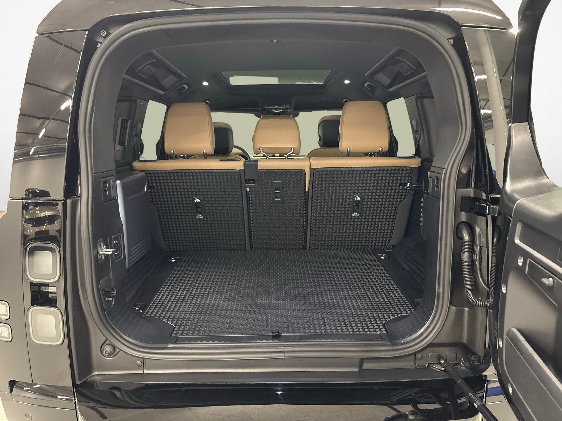 LAND ROVER Defender 110 3.0 D I6 250 X-Dynamic SE-image-12