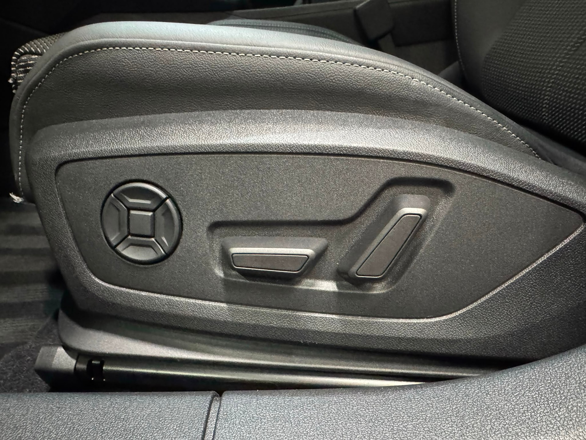 AUDI A3 Sportback 2.0 40 TFSI S Line quattro S-Tronic-image-8