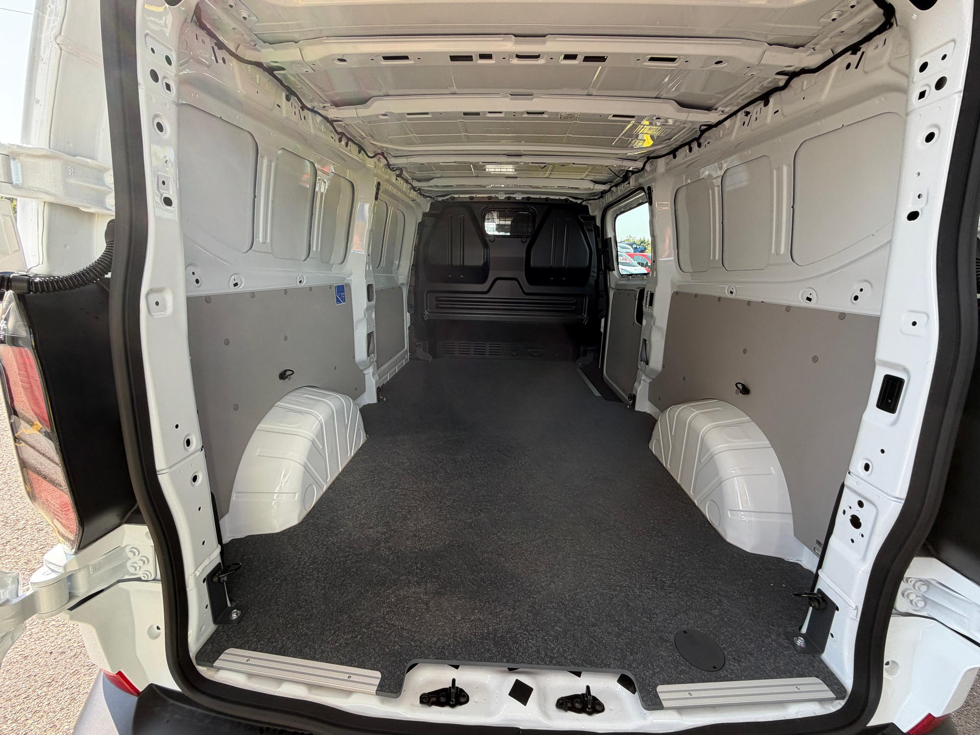 FORD Transit Custom Van PHEV 320 L2H1 Trend Automat-image-11