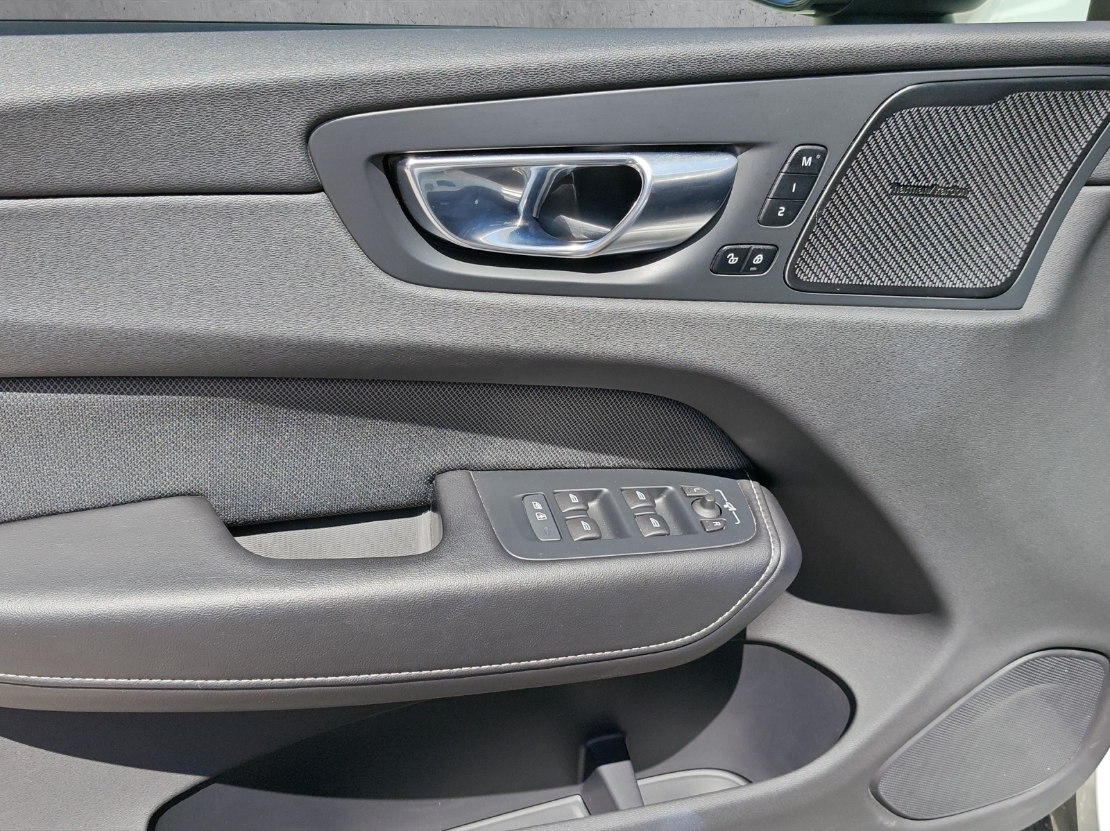 VOLVO XC60 2.0 T8 TE R-Design eAWD-image-9