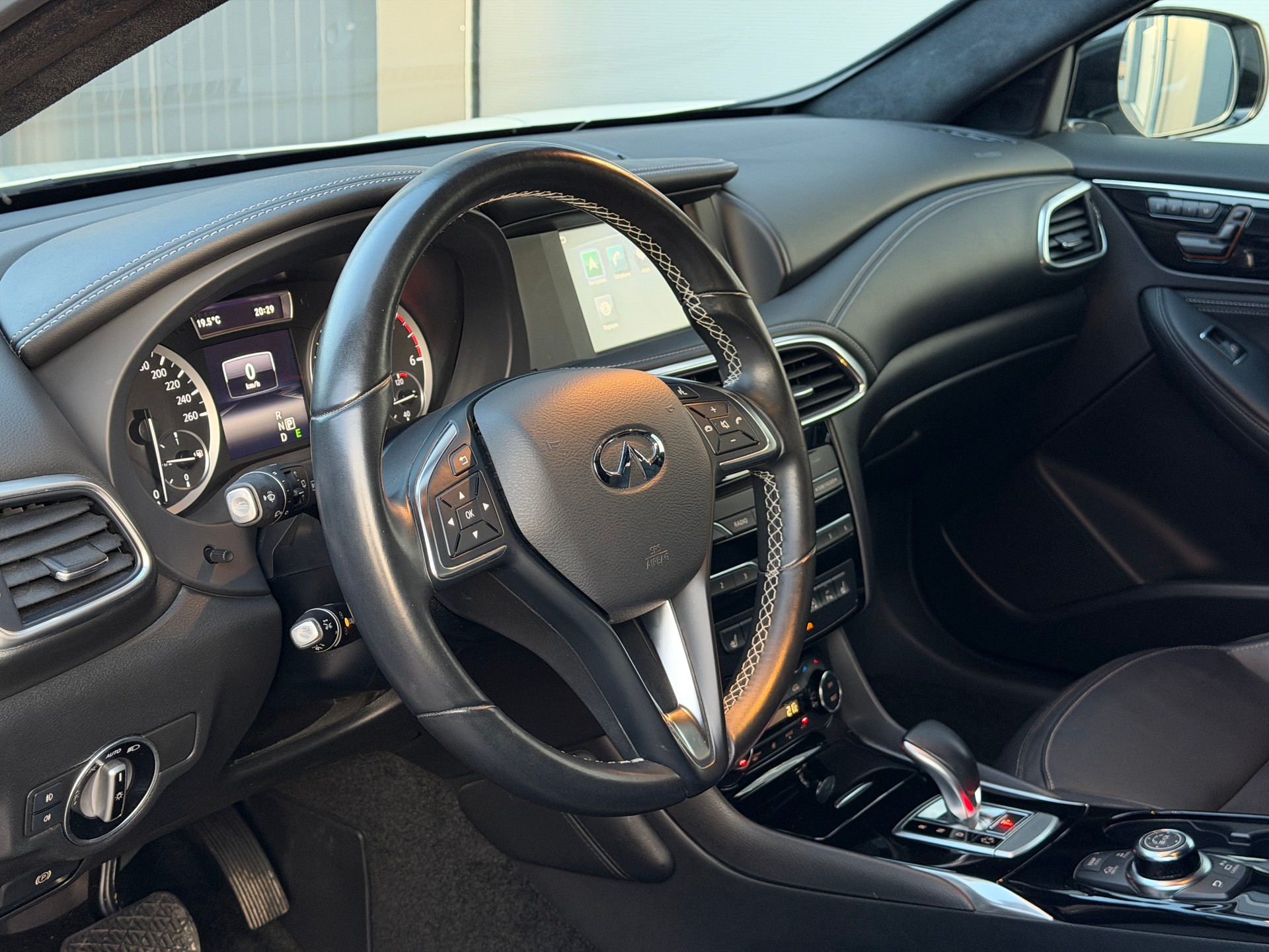 INFINITI QX30 2.2d Premium Tech DCT AWD-image-12