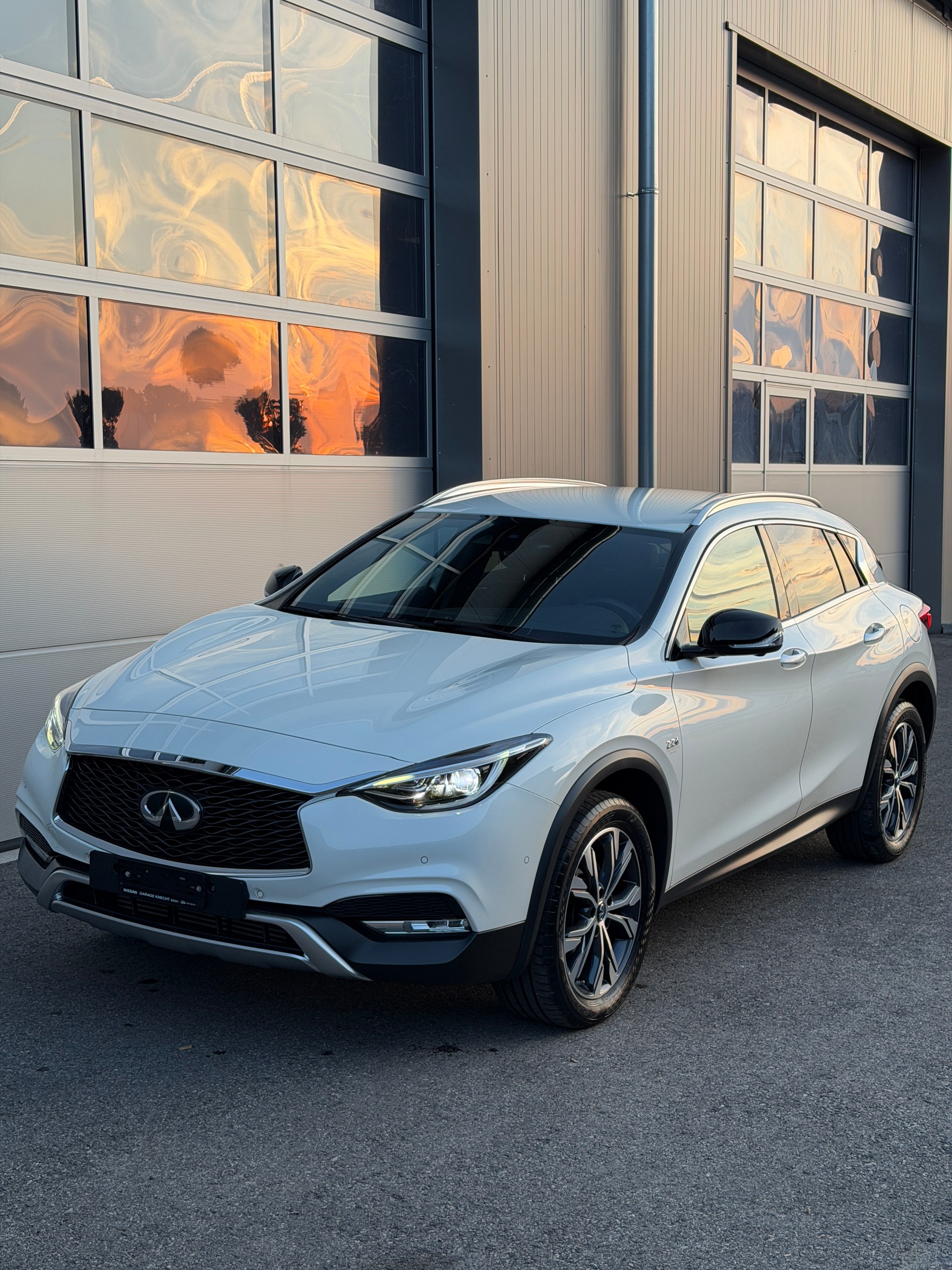 INFINITI QX30 2.2d Premium Tech DCT AWD-image-2