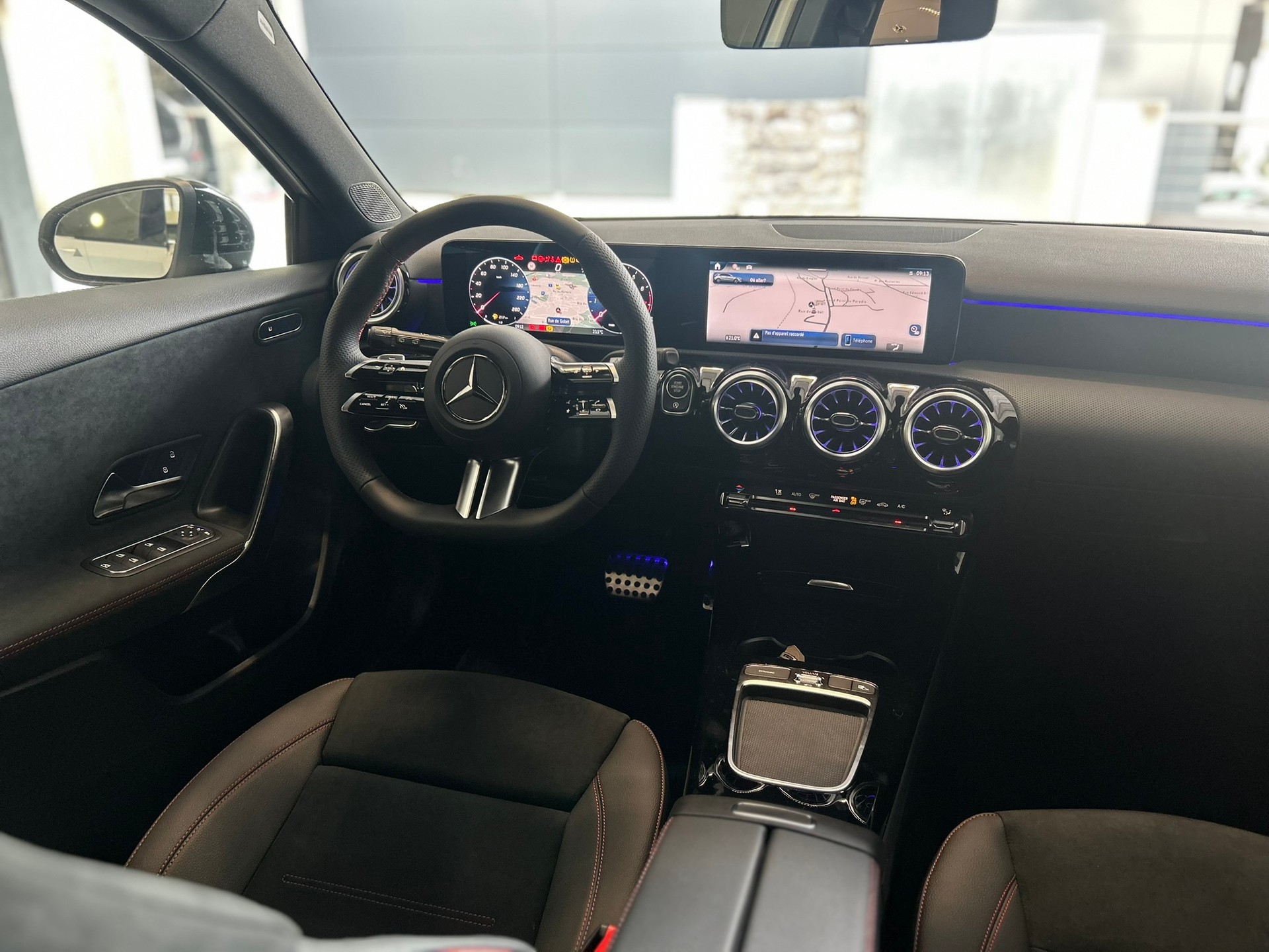 MERCEDES-BENZ A 200 Night Star AMG Line 7G-DCT-image-4