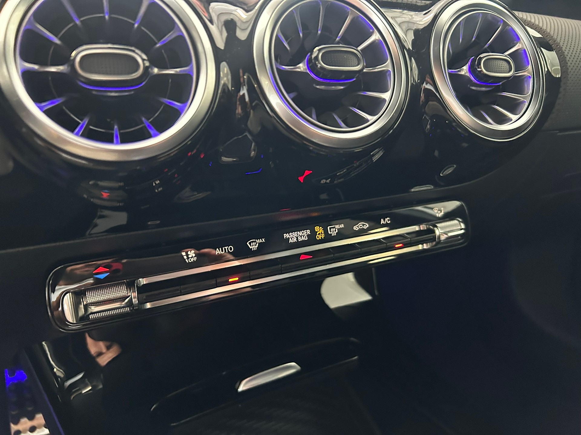 MERCEDES-BENZ A 200 Night Star AMG Line 7G-DCT-image-12