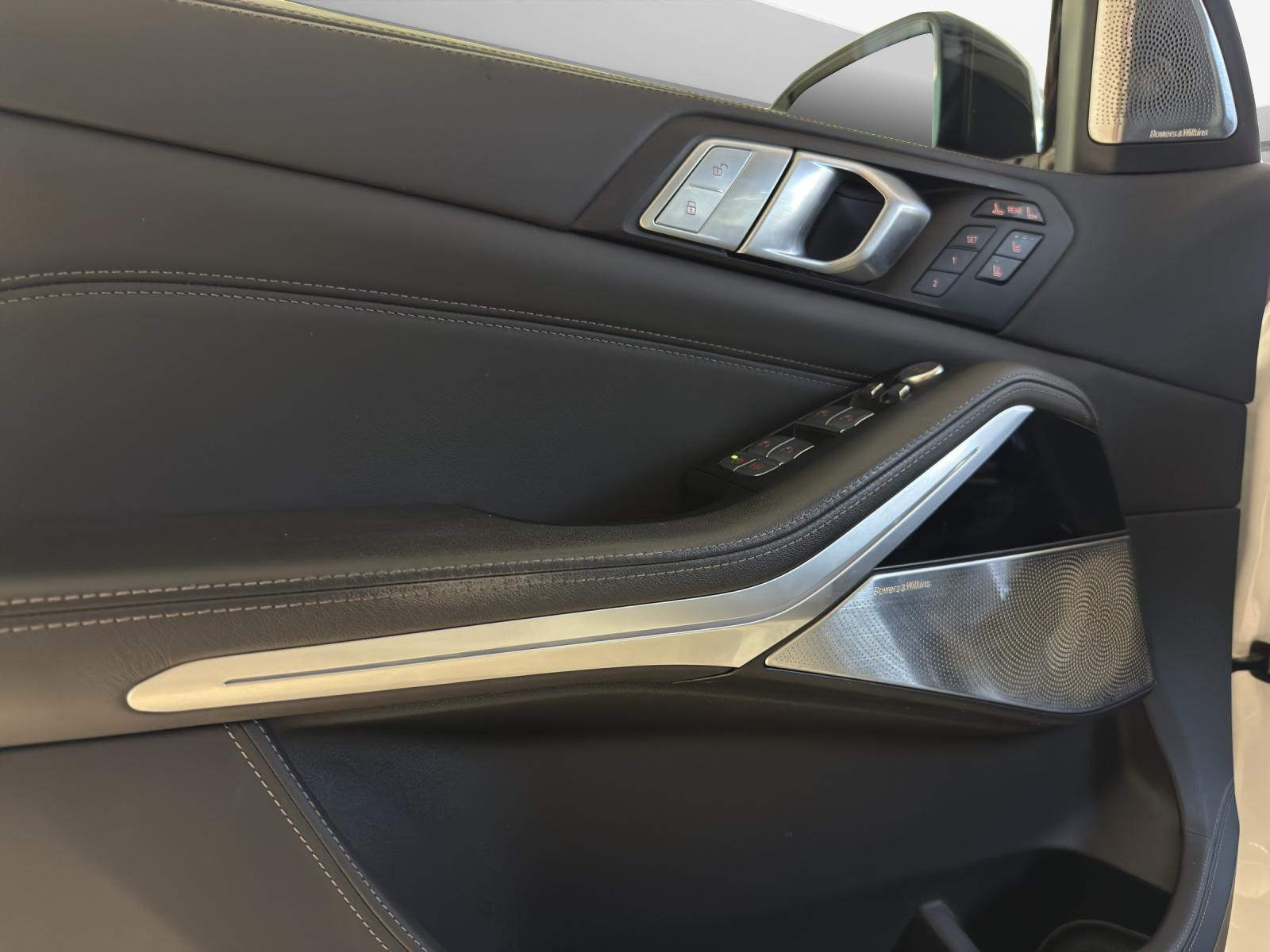 BMW X7 M50i-image-8