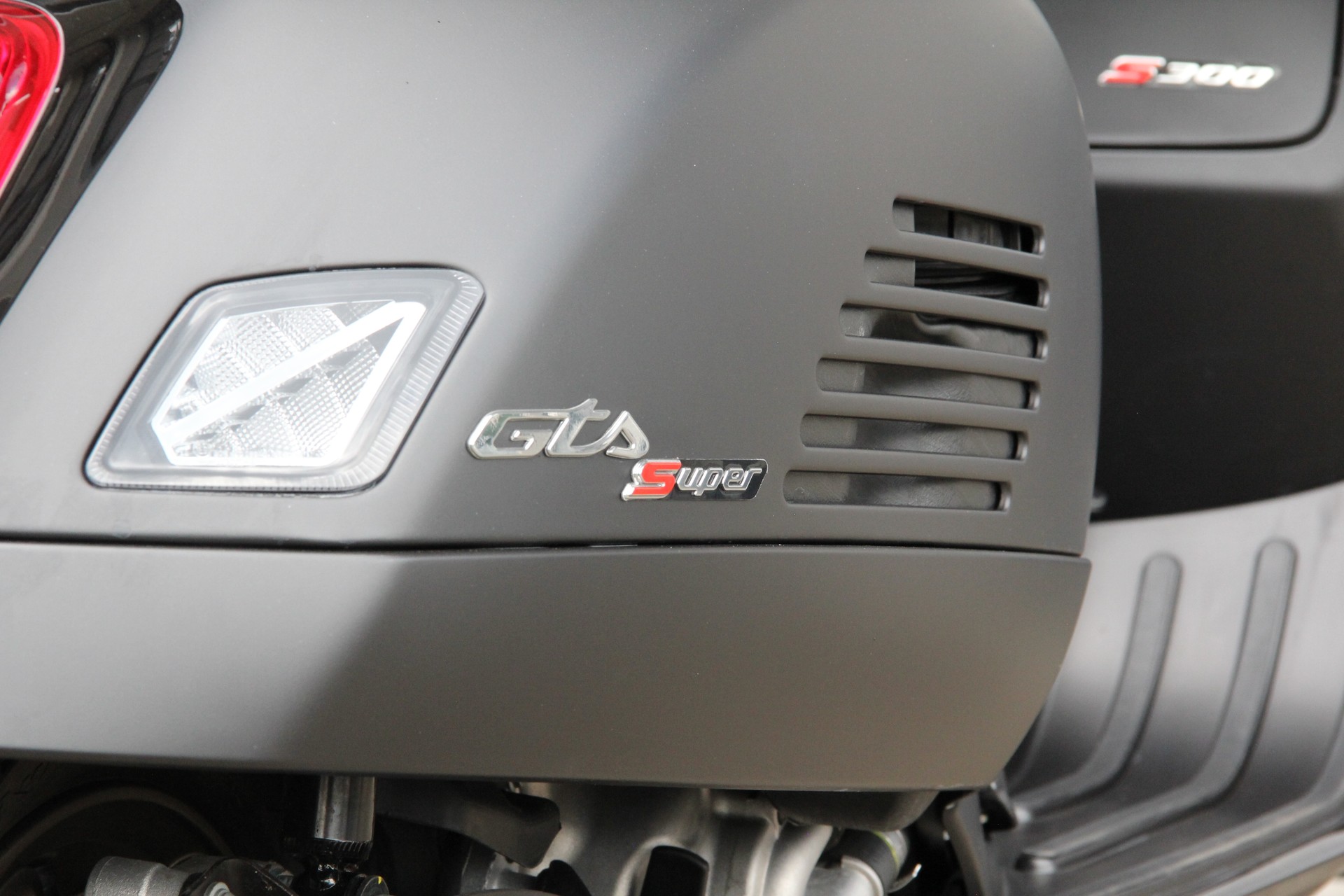 PIAGGIO Vespa GTS 300 Super Sport ABS-image-13
