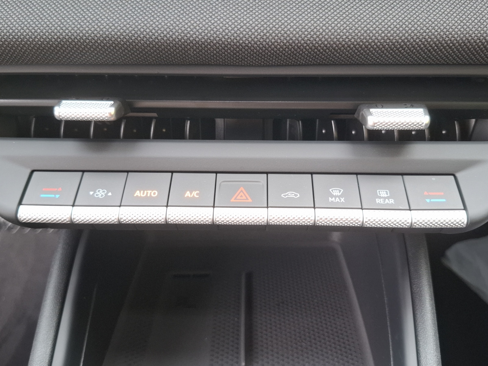 VW ID.Polo 52 kWh Life Edition One-image-15