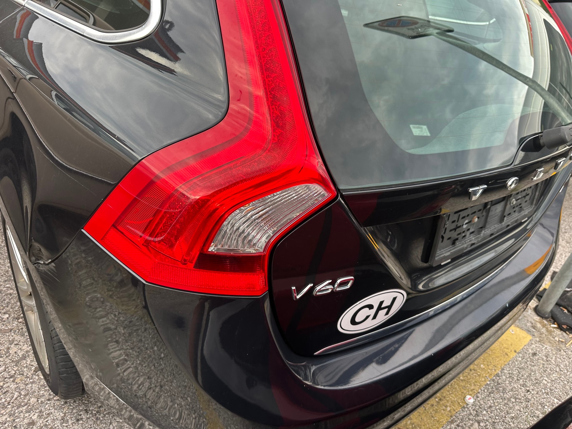 VOLVO V60 D6 AWD Plug-in Hybrid Momentum Geartronic-image-4