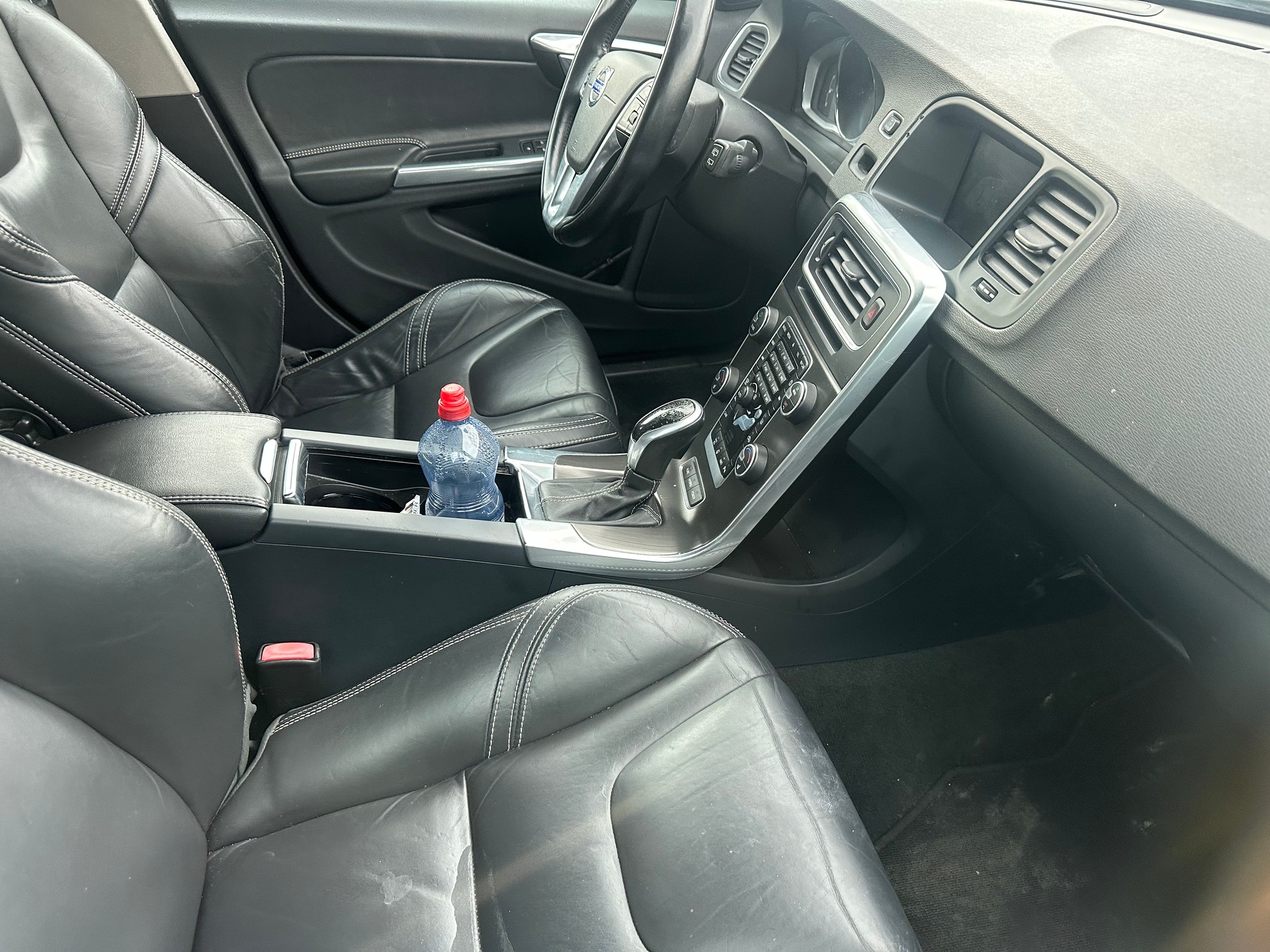 VOLVO V60 D6 AWD Plug-in Hybrid Momentum Geartronic-image-1