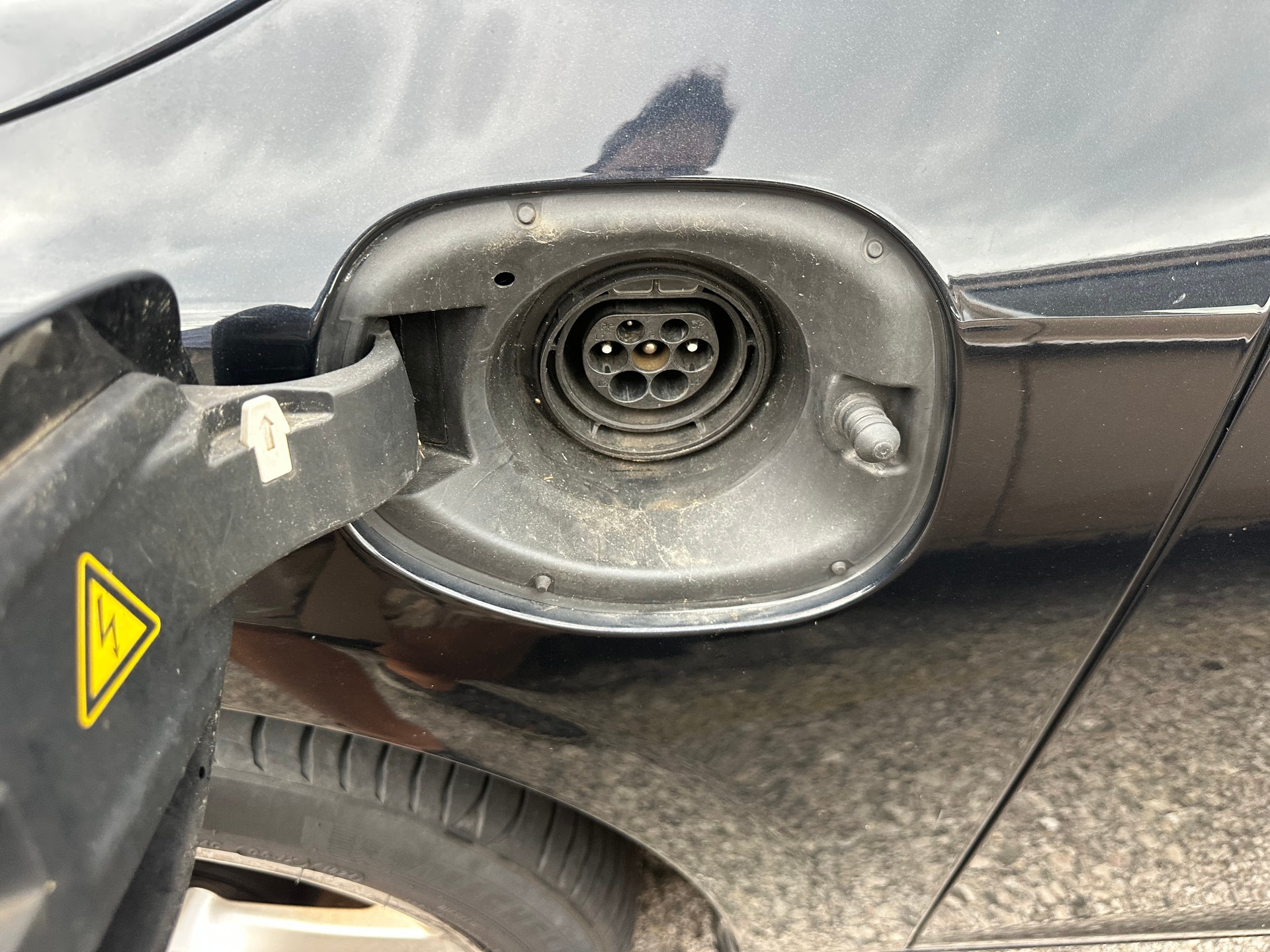 VOLVO V60 D6 AWD Plug-in Hybrid Momentum Geartronic-image-8