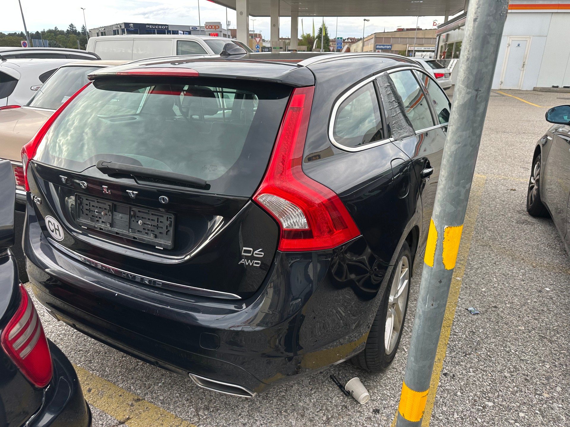 VOLVO V60 D6 AWD Plug-in Hybrid Momentum Geartronic-image-2