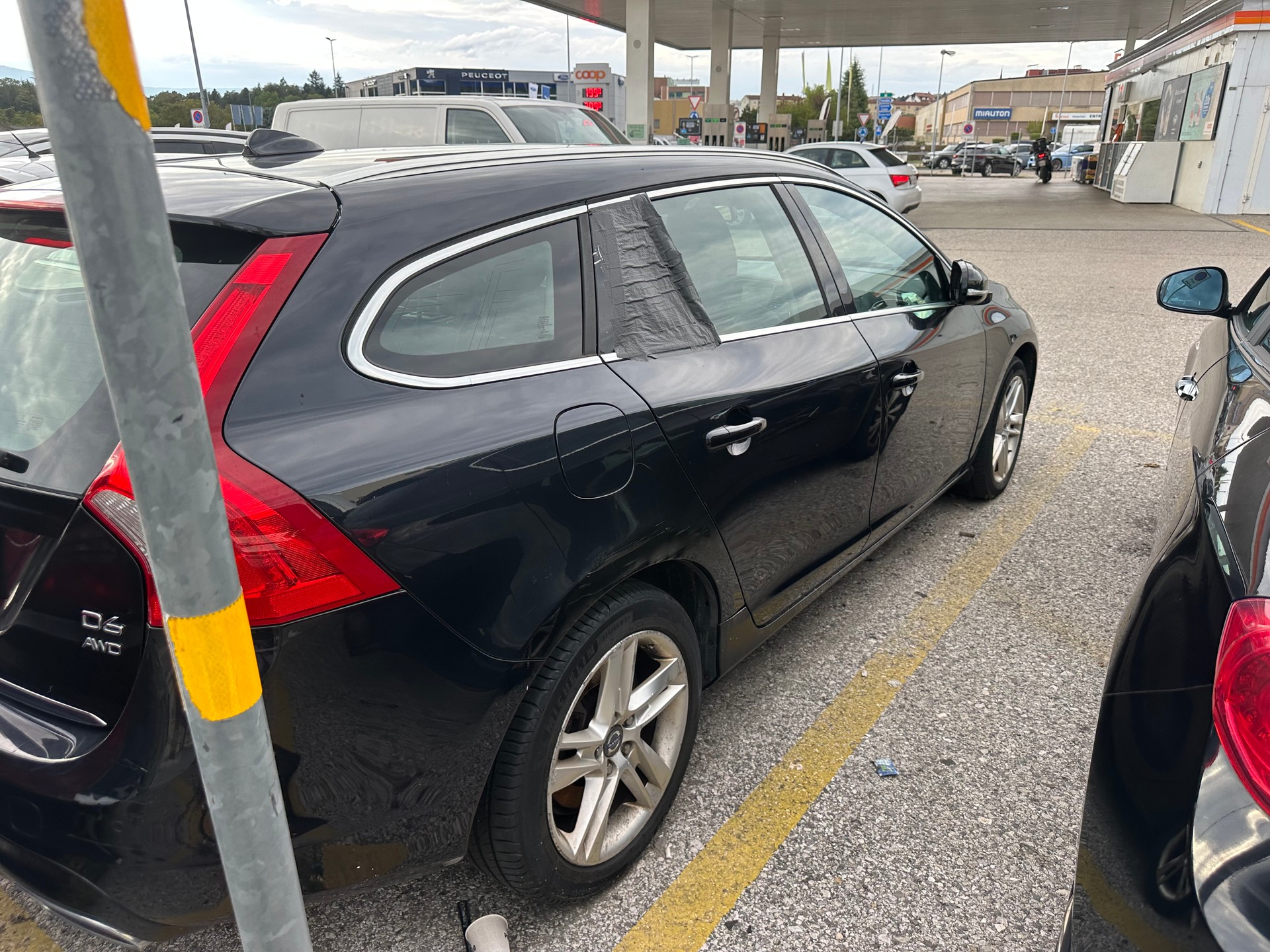 VOLVO V60 D6 AWD Plug-in Hybrid Momentum Geartronic-image-3