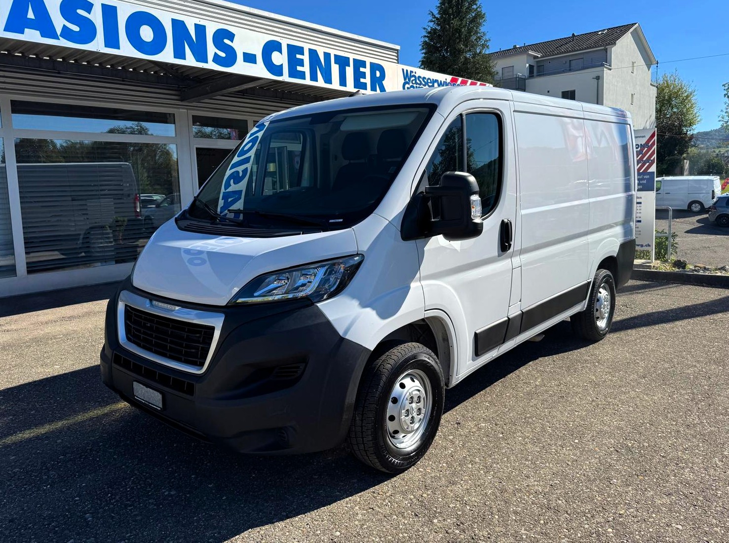 PEUGEOT Boxer 2.2 HDI 330 Premium L1H1-image-8