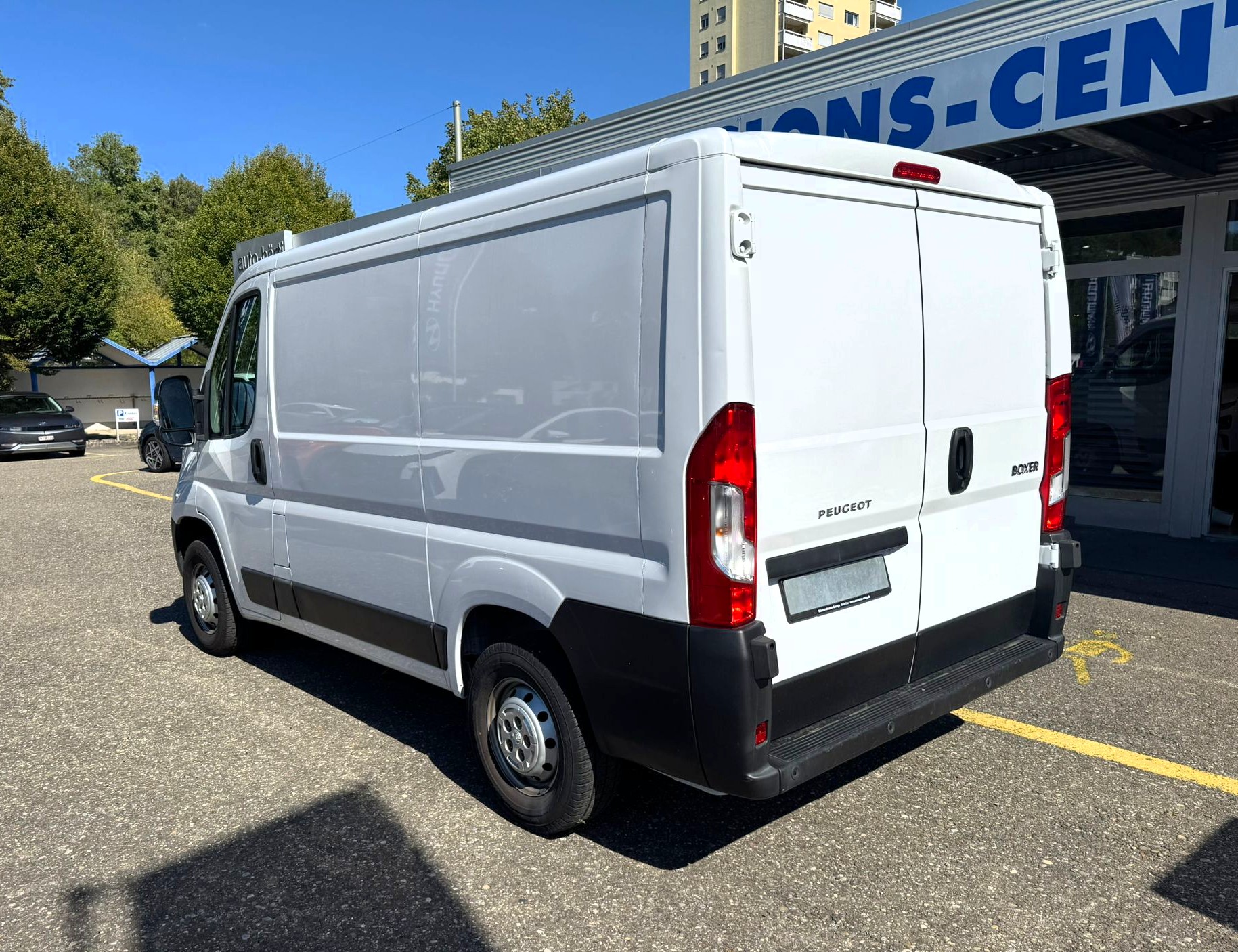 PEUGEOT Boxer 2.2 HDI 330 Premium L1H1-image-10
