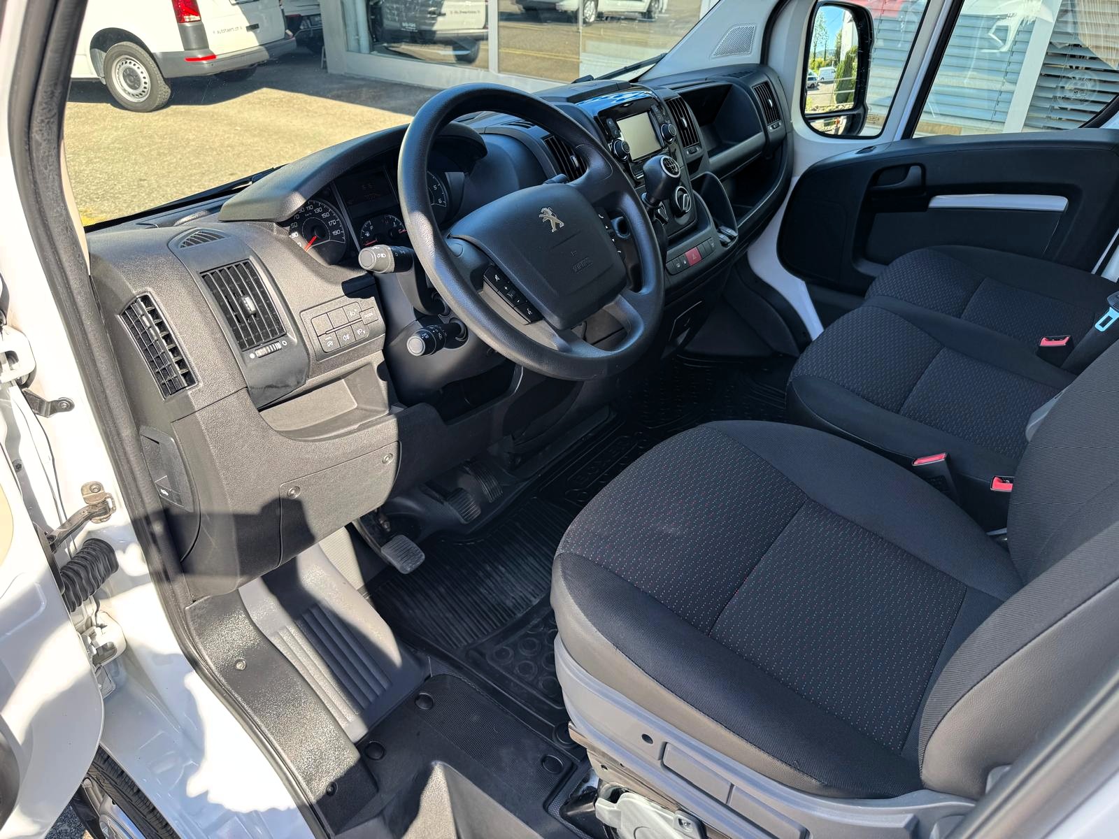 PEUGEOT Boxer 2.2 HDI 330 Premium L1H1-image-1