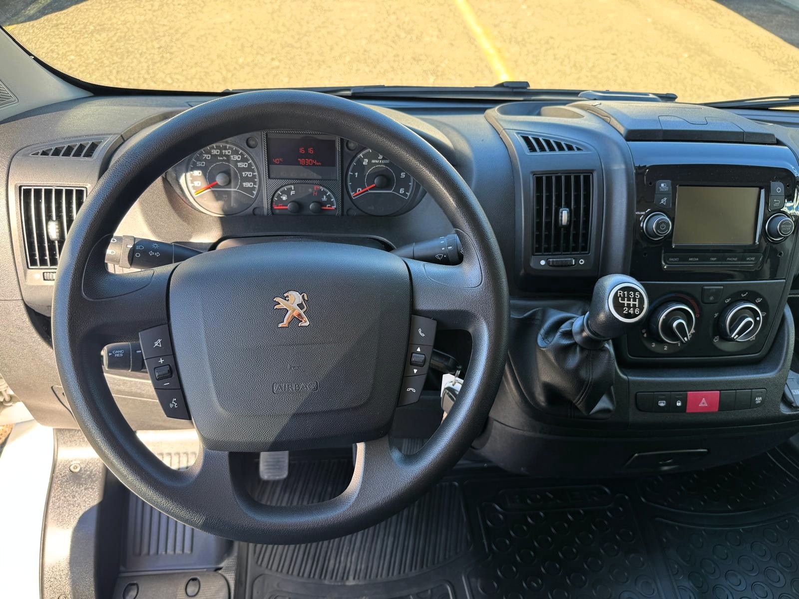 PEUGEOT Boxer 2.2 HDI 330 Premium L1H1-image-2
