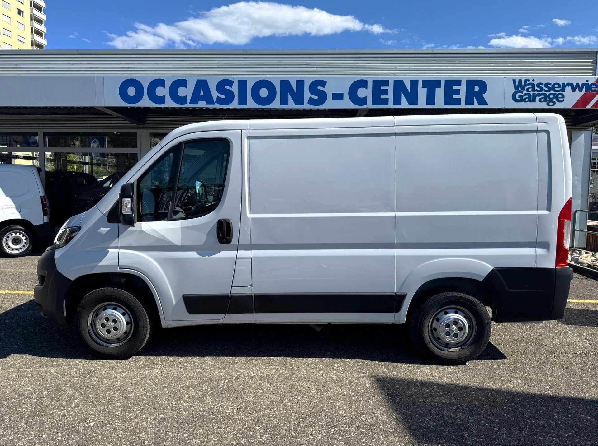 PEUGEOT Boxer 2.2 HDI 330 Premium L1H1-image-9