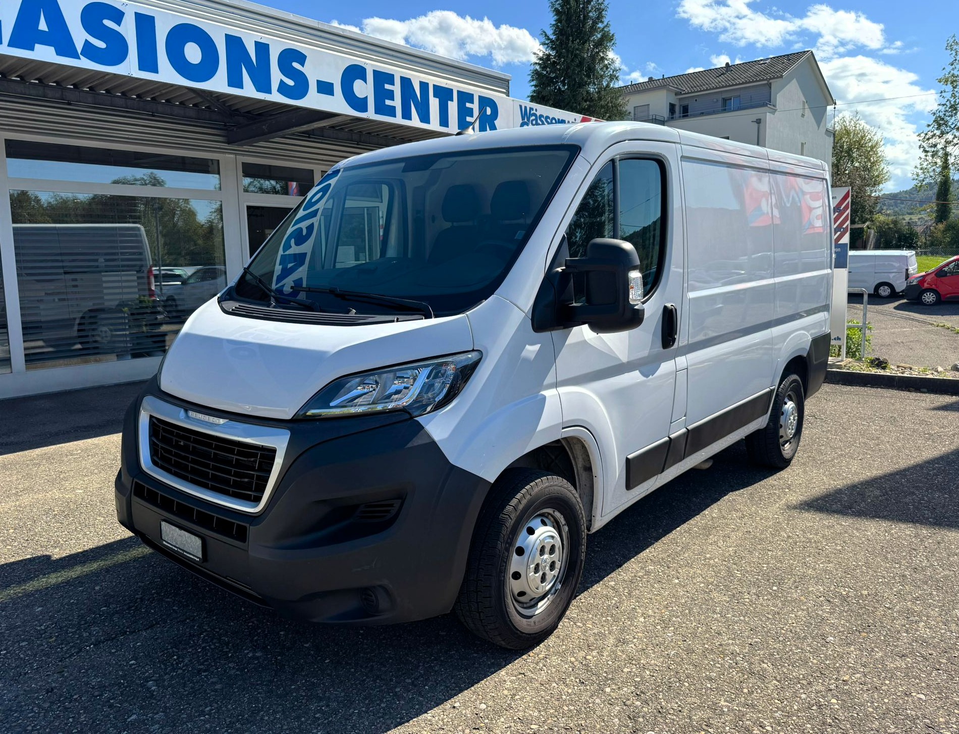 PEUGEOT Boxer 2.2 HDI 330 Premium L1H1-image-0
