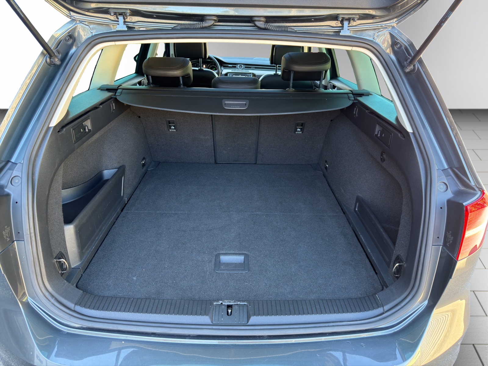 VW Passat Variant 2.0 TDI 240 SCR Highl. DSG 4m-image-13