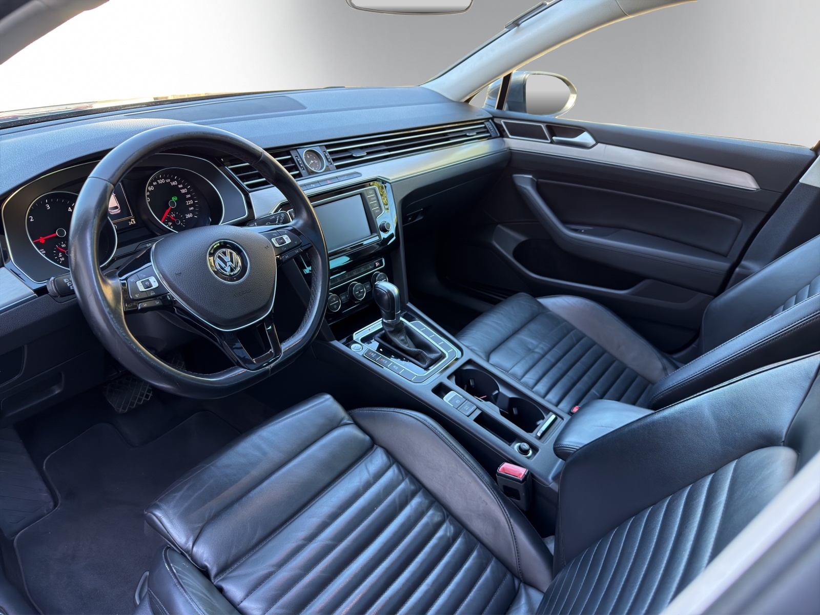 VW Passat Variant 2.0 TDI 240 SCR Highl. DSG 4m-image-5