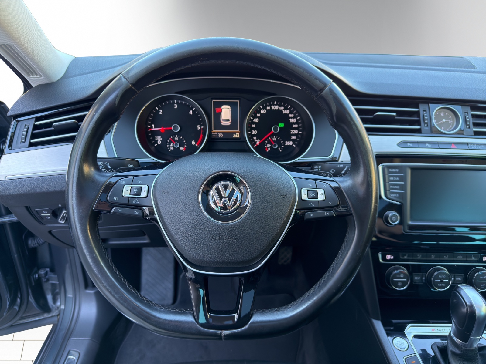 VW Passat Variant 2.0 TDI 240 SCR Highl. DSG 4m-image-6